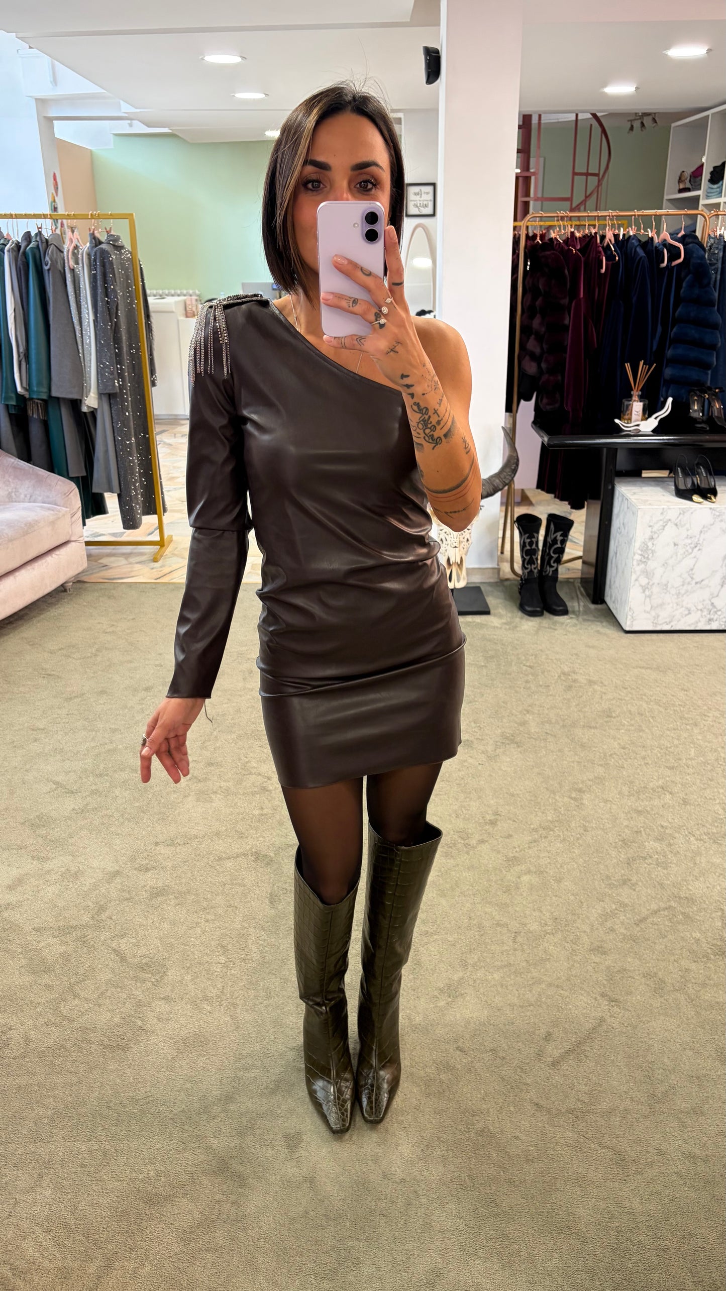 Abito monospalla marrone fango in ecopelle con dettaglio gioiello mq