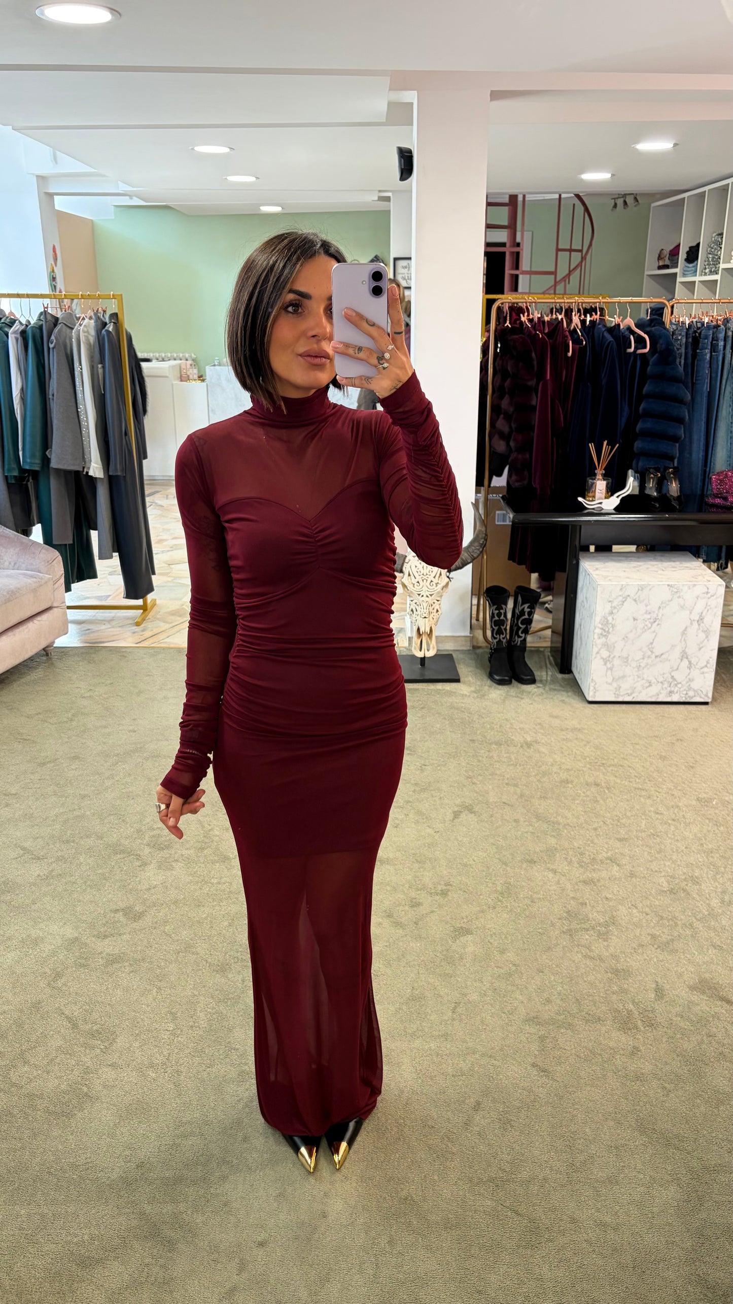 Abito lungo bordeaux con arricciature in tulle ks