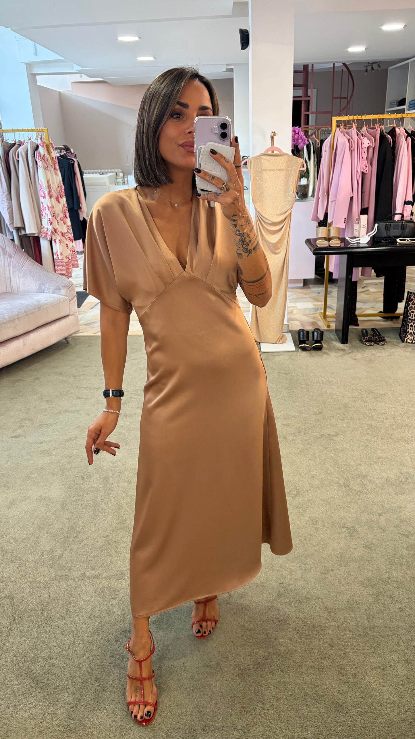 Abito midi nude rose’ in satin manica scesa bj