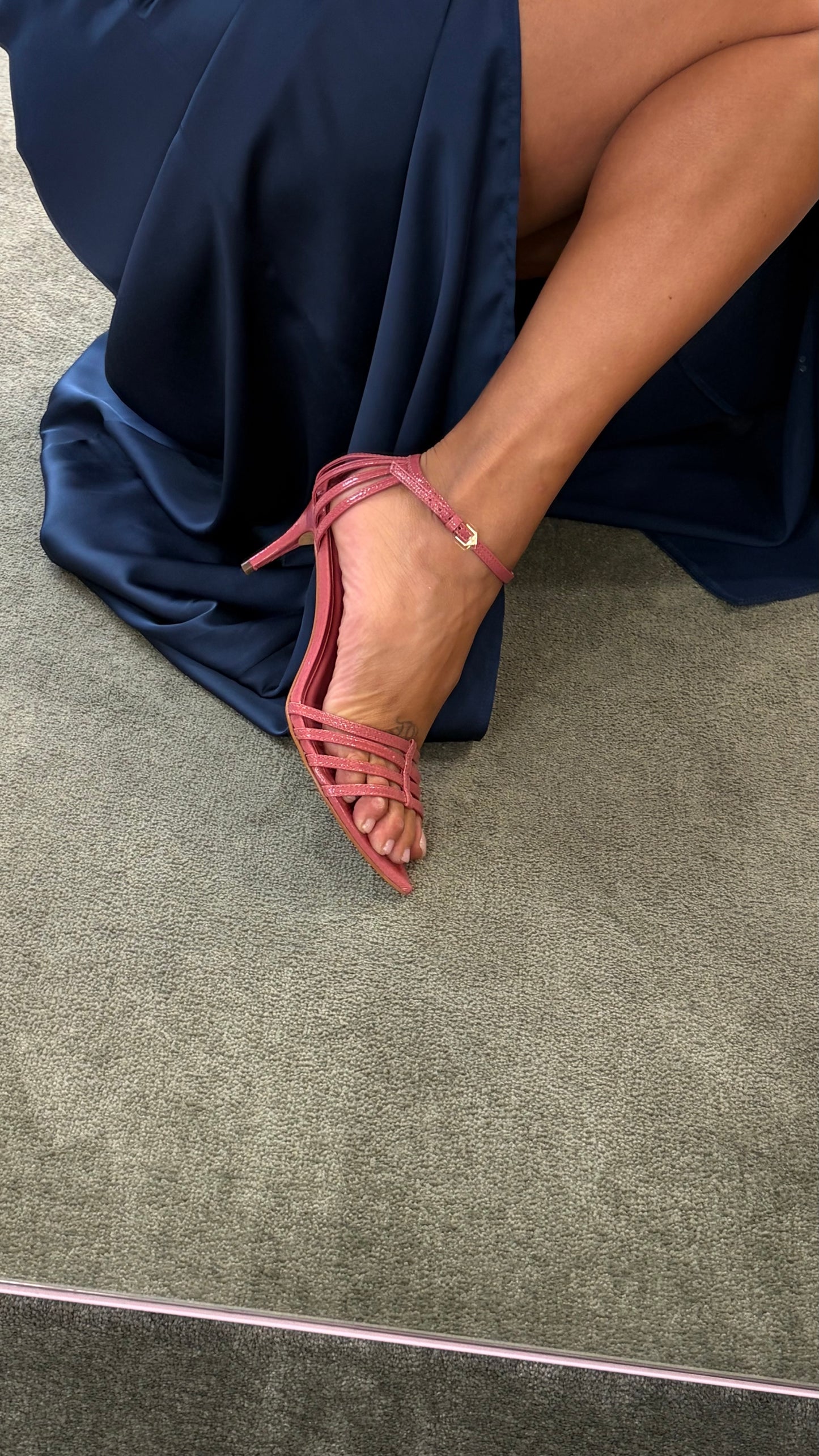 Sandalo rosa blush in vernice con listini