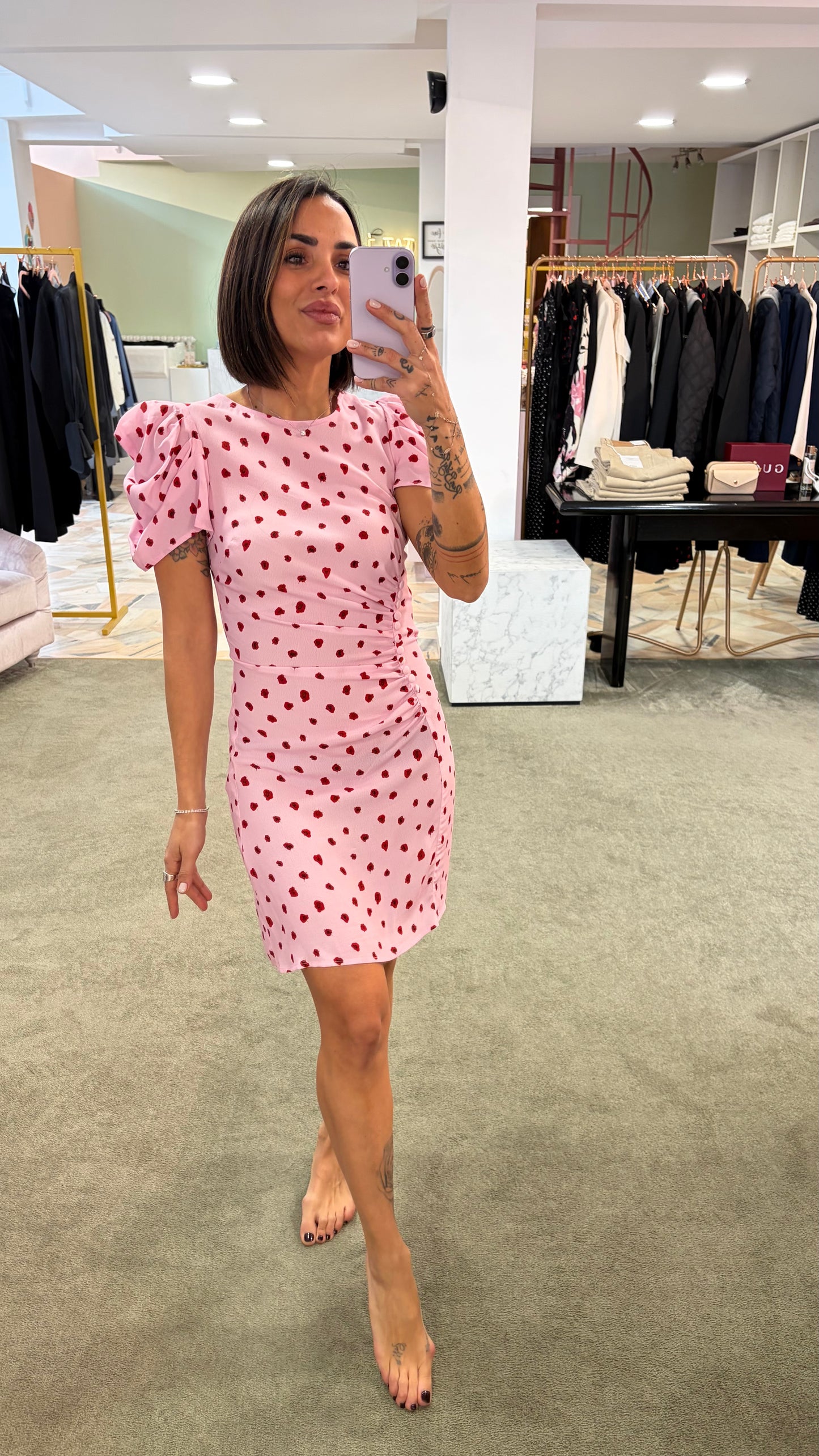 Abito karin corto MAR DE MARGARITAS rosa con fiori rossi