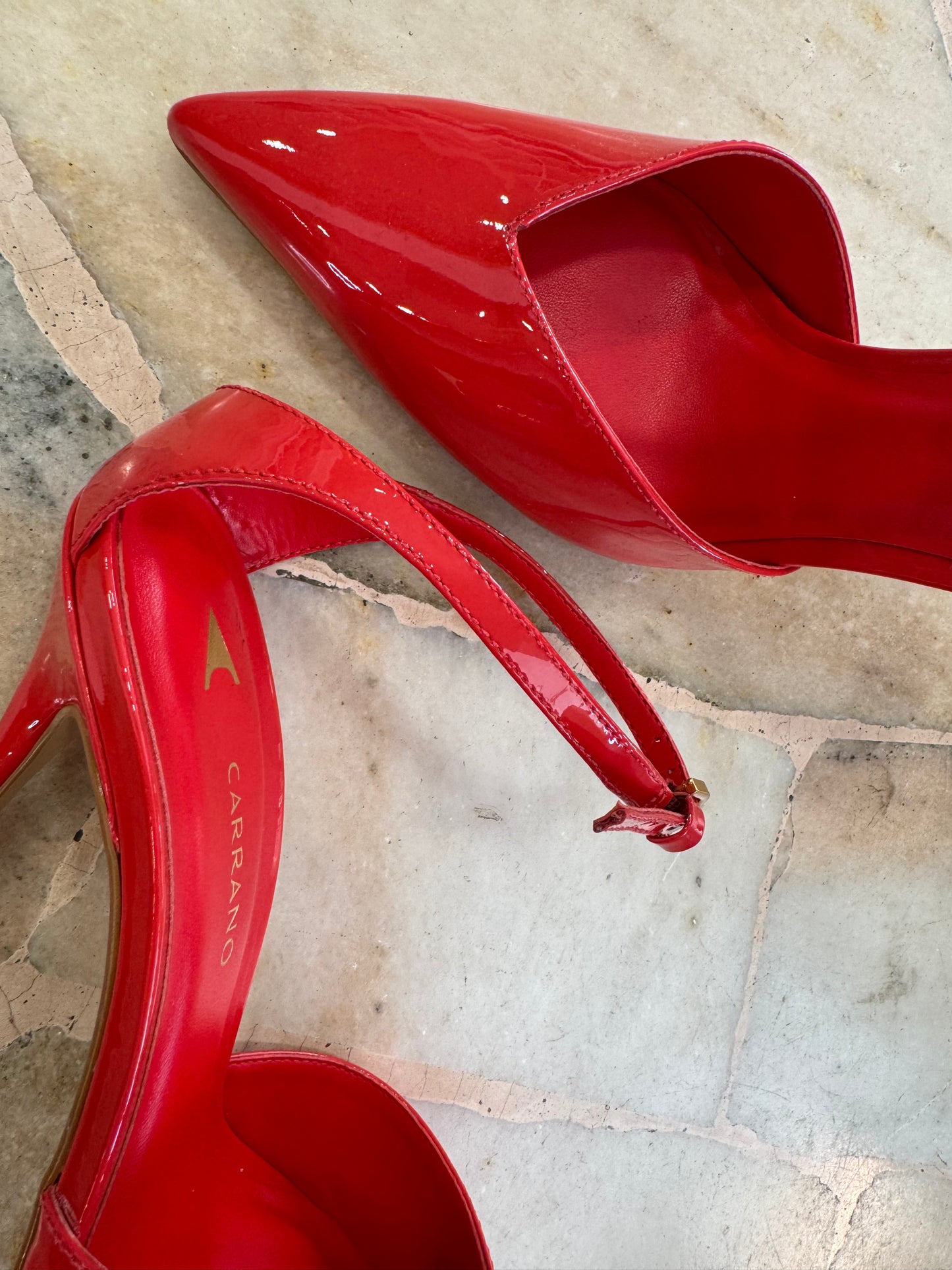 Décolleté rosse in vernice con cinturino