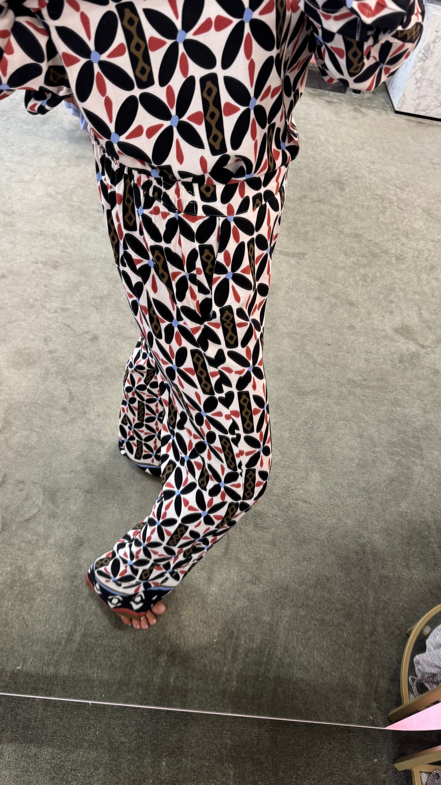Pantaloni neri fantasia fiori sy
