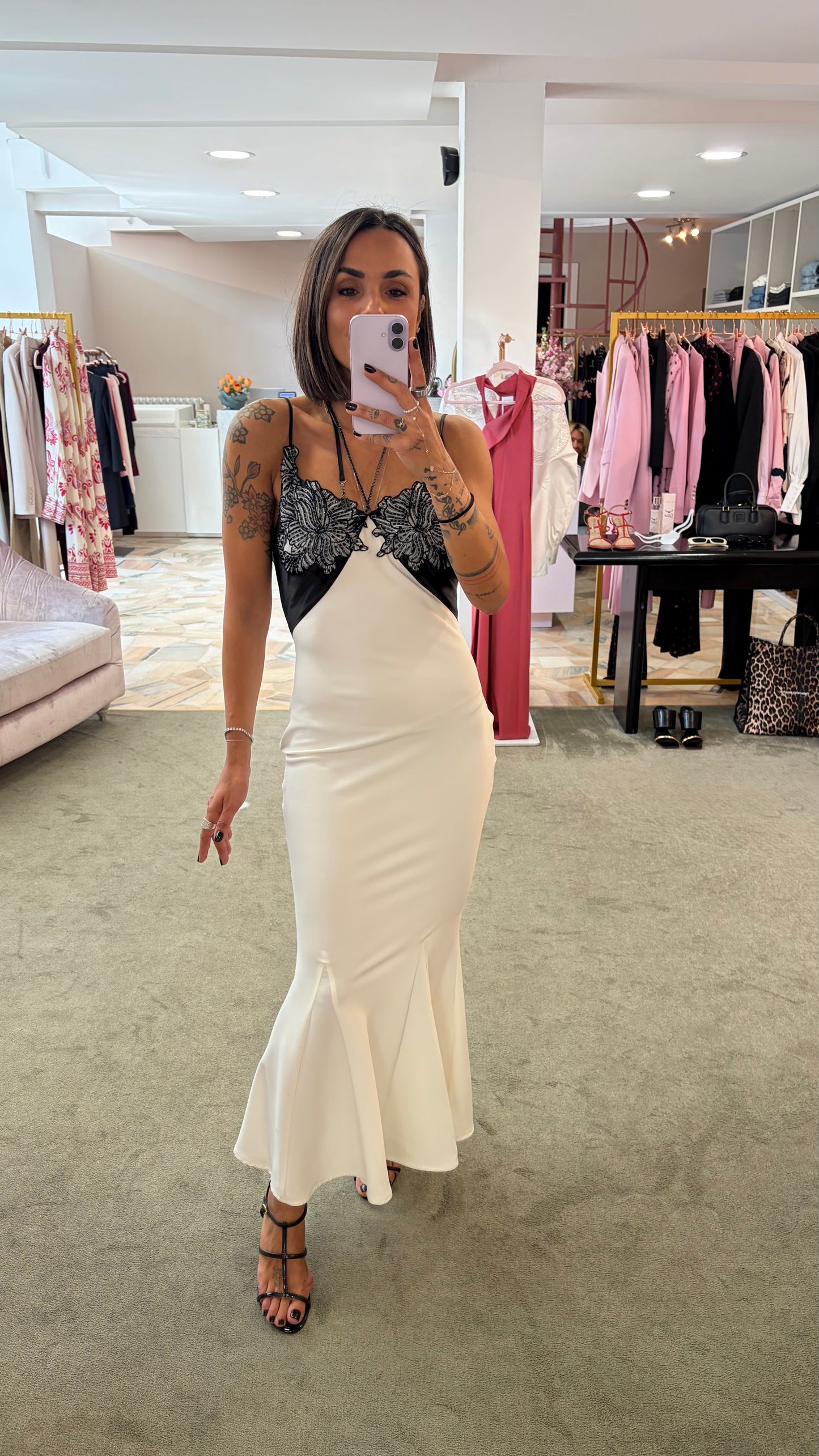 Abito lungo bianco sottoveste con ricami e collana crystal fr