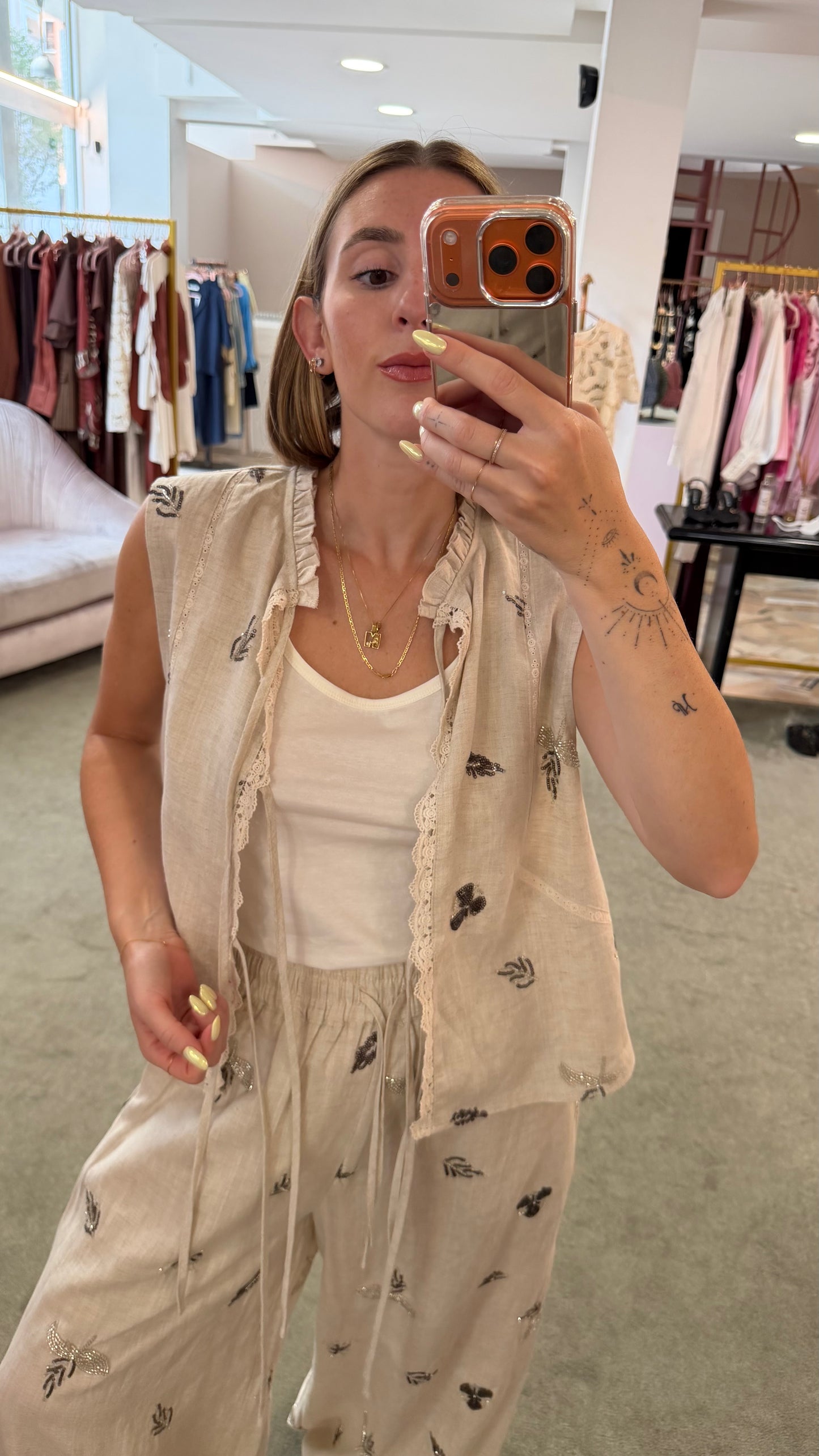 Gilet beige melange con fiocchetti e ricami in paillettes glp
