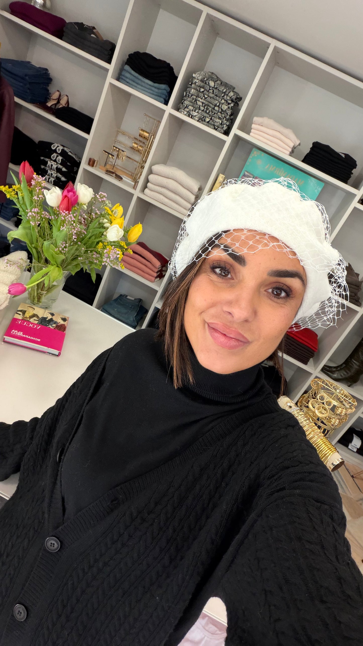 Basco in lana con veletta bianco