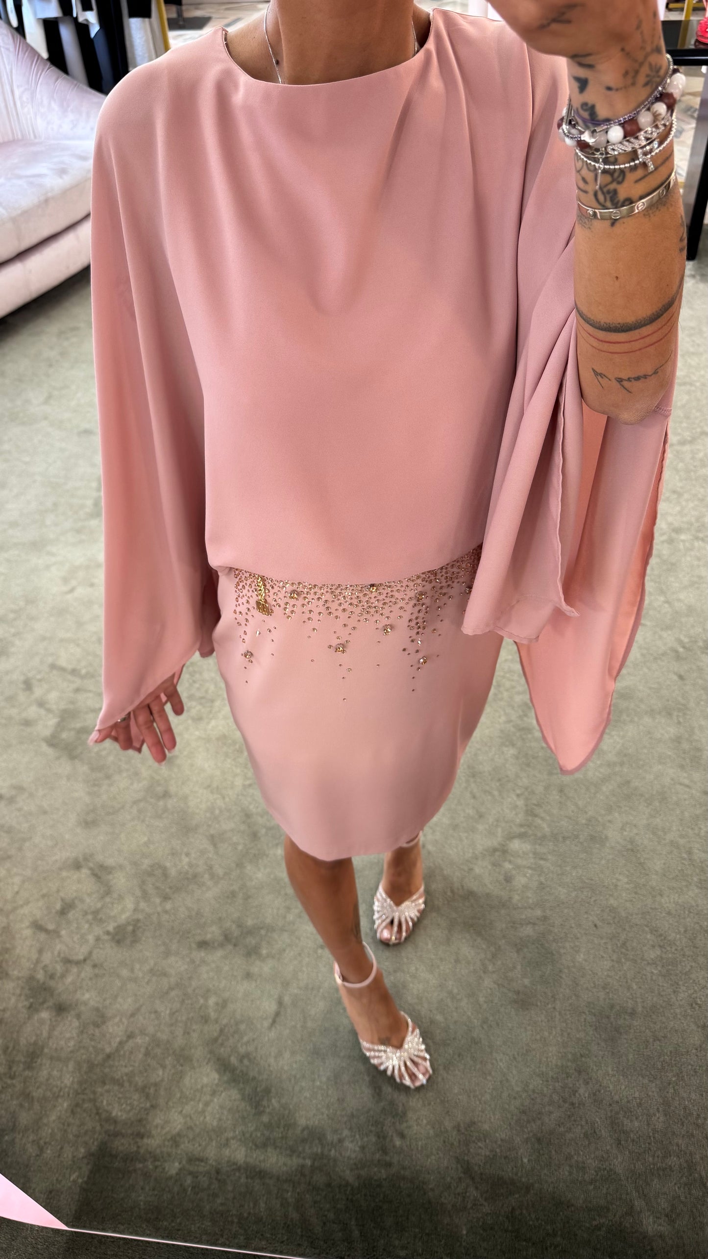 Abito rosa con cristalli manica kimono fr