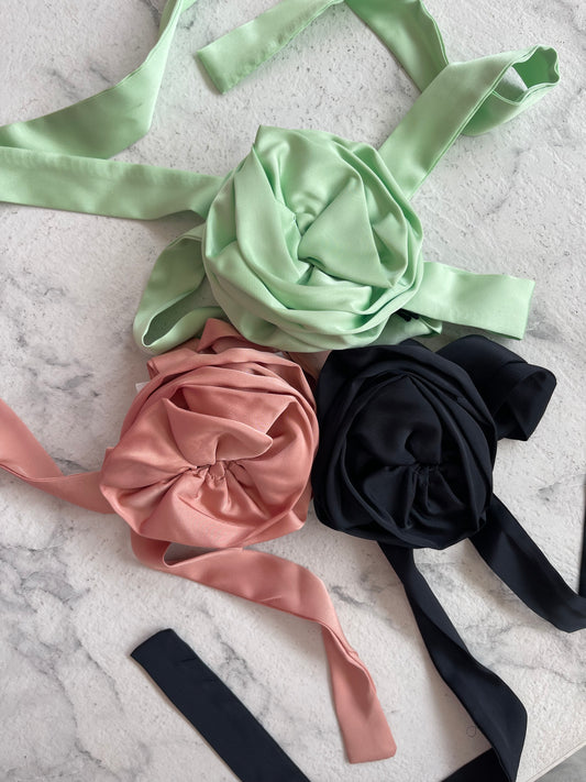 Nastro choker con rosa in satin