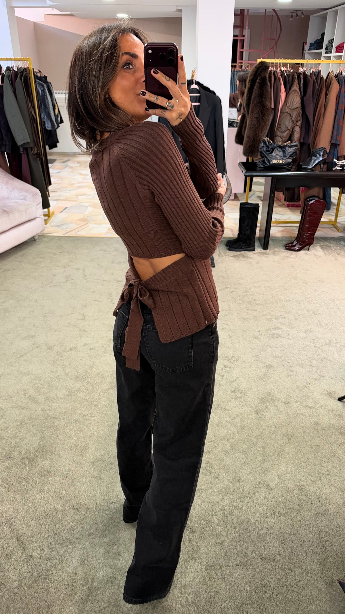 Maglione marrone a costine con fiocco sulla schiena bj