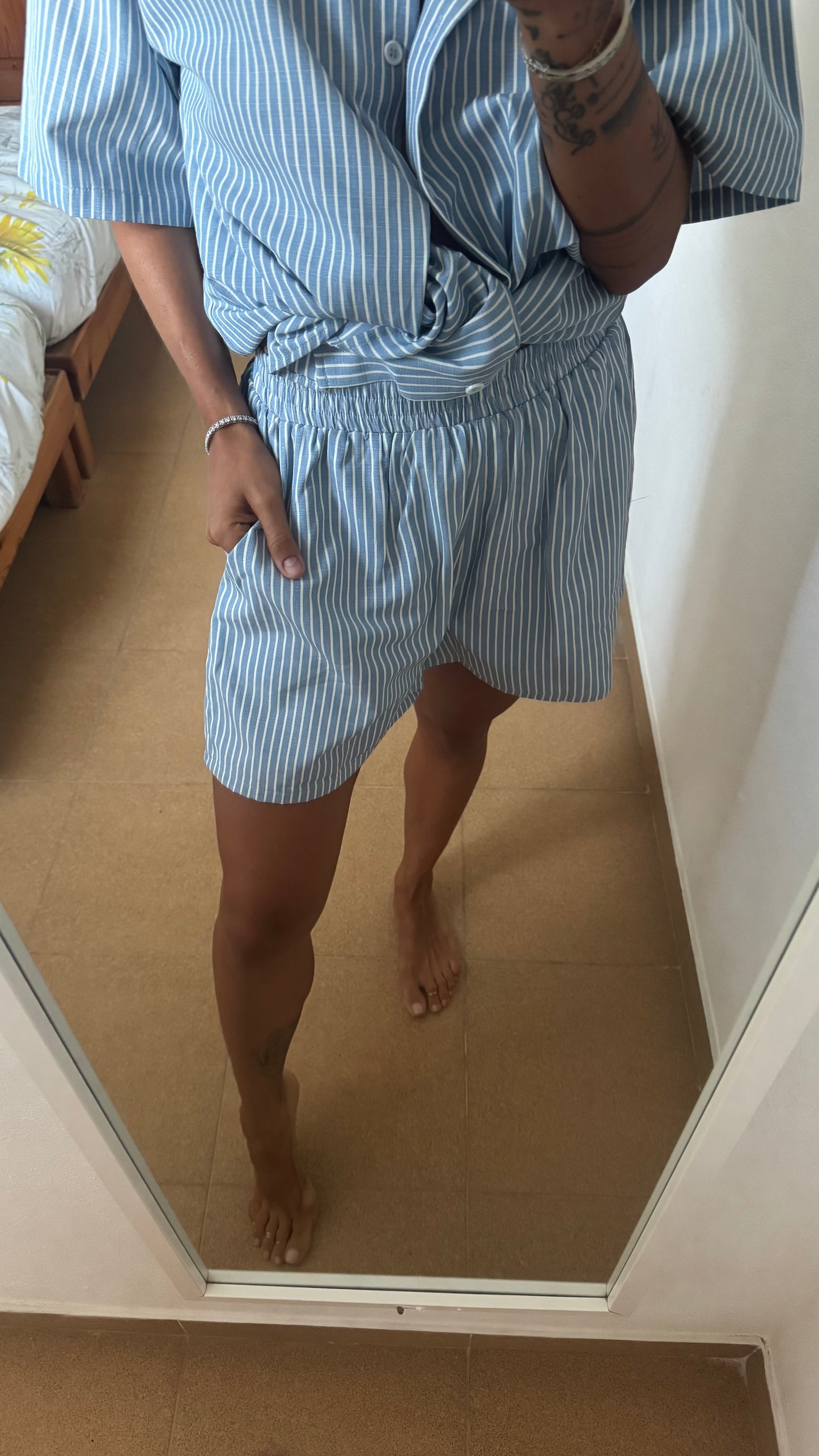 Set camicia e shorts a righe azzurro e bianco ep