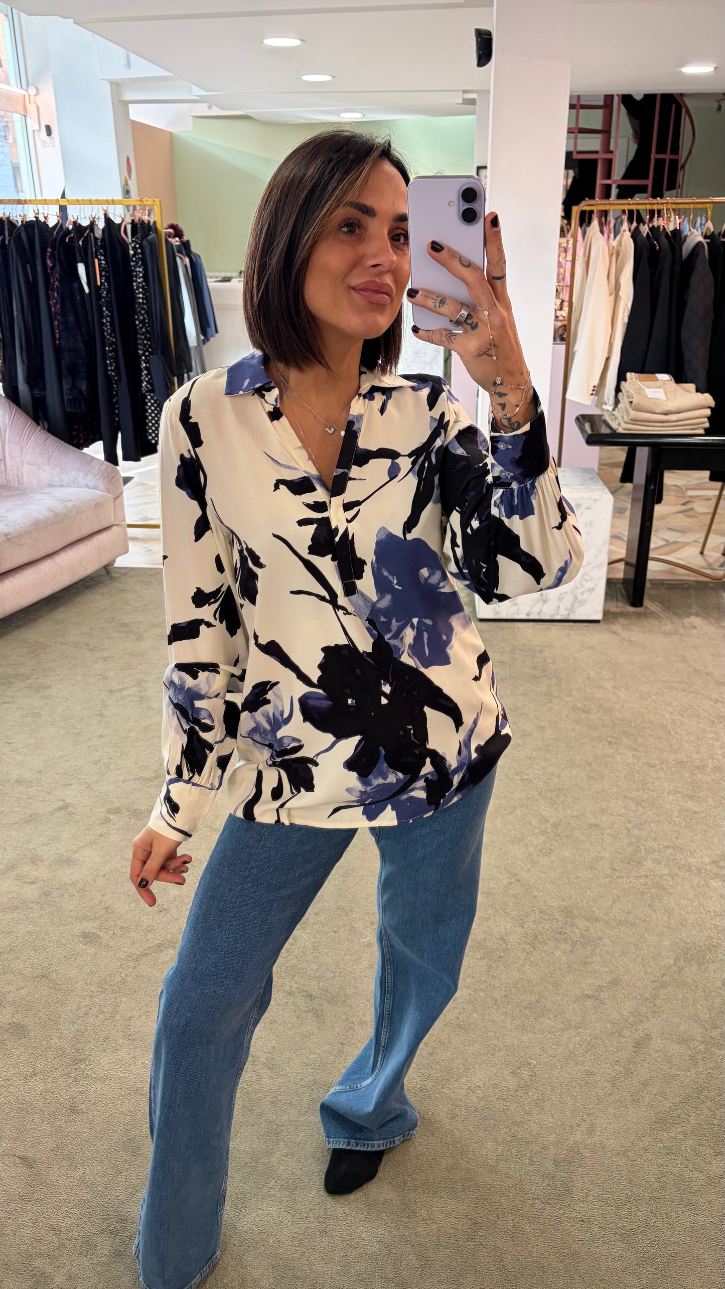 Camicia crema con fiori azzurri e neri sy