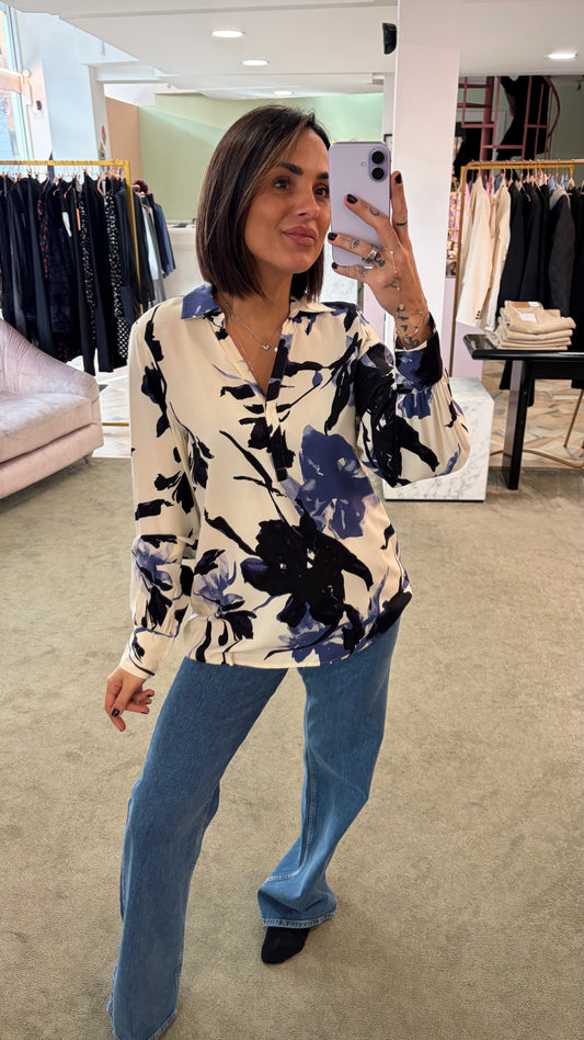Camicia crema con fiori azzurri e neri sy
