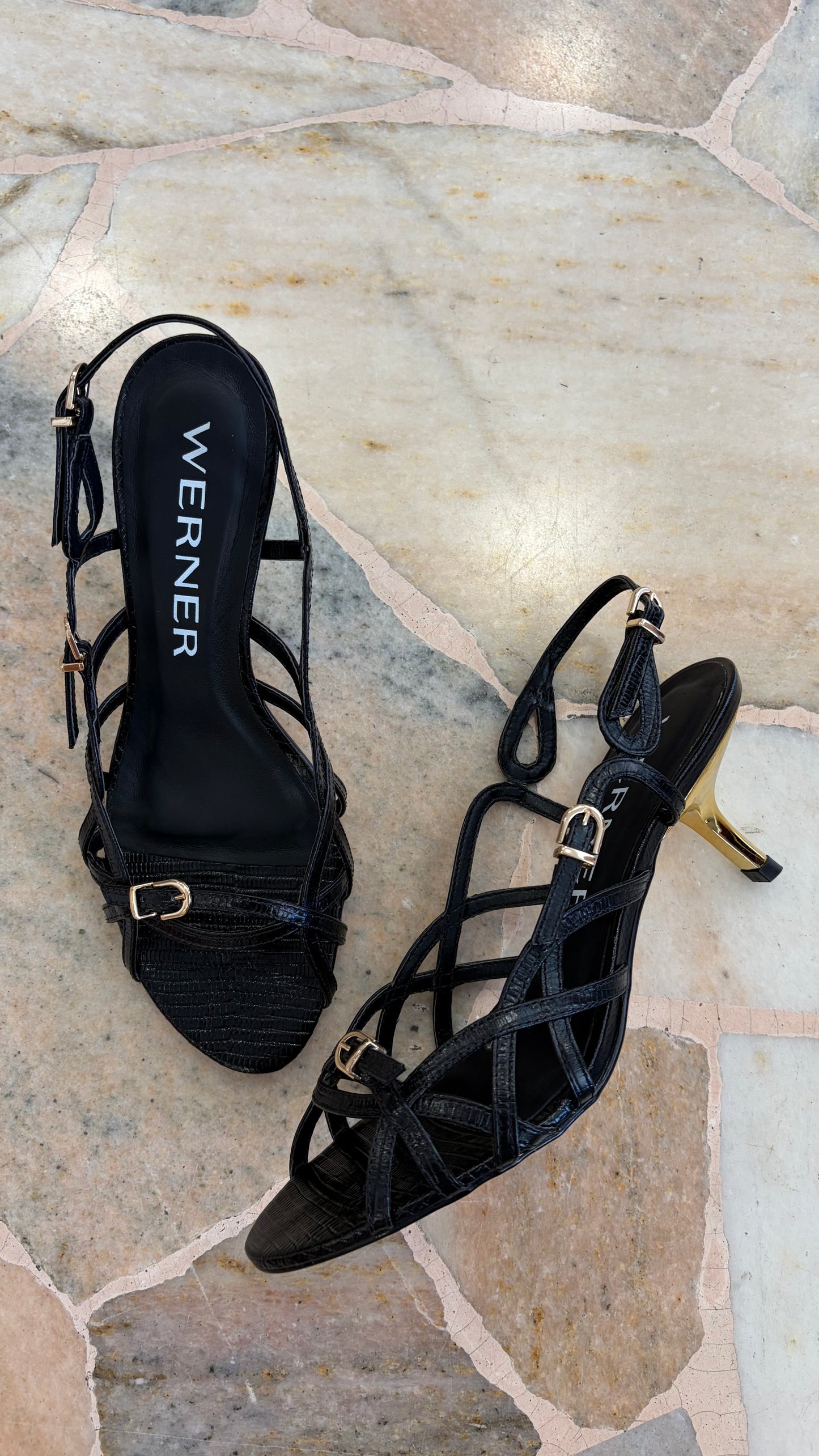 Sandalo nero con fibbie e tacco oro wr