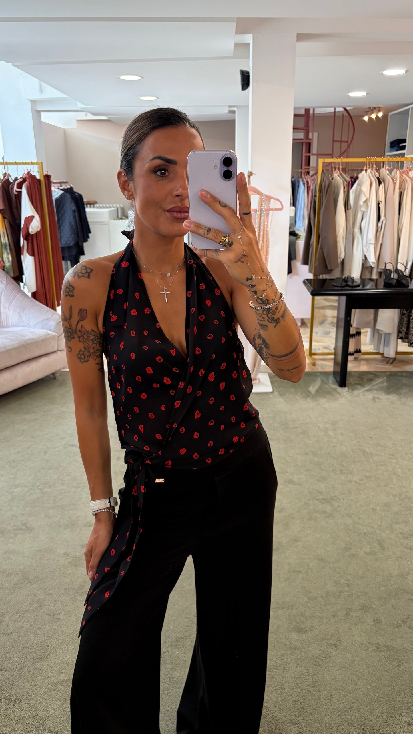 Top debbie MAR DE MARGARITAS nero con roselline rosse