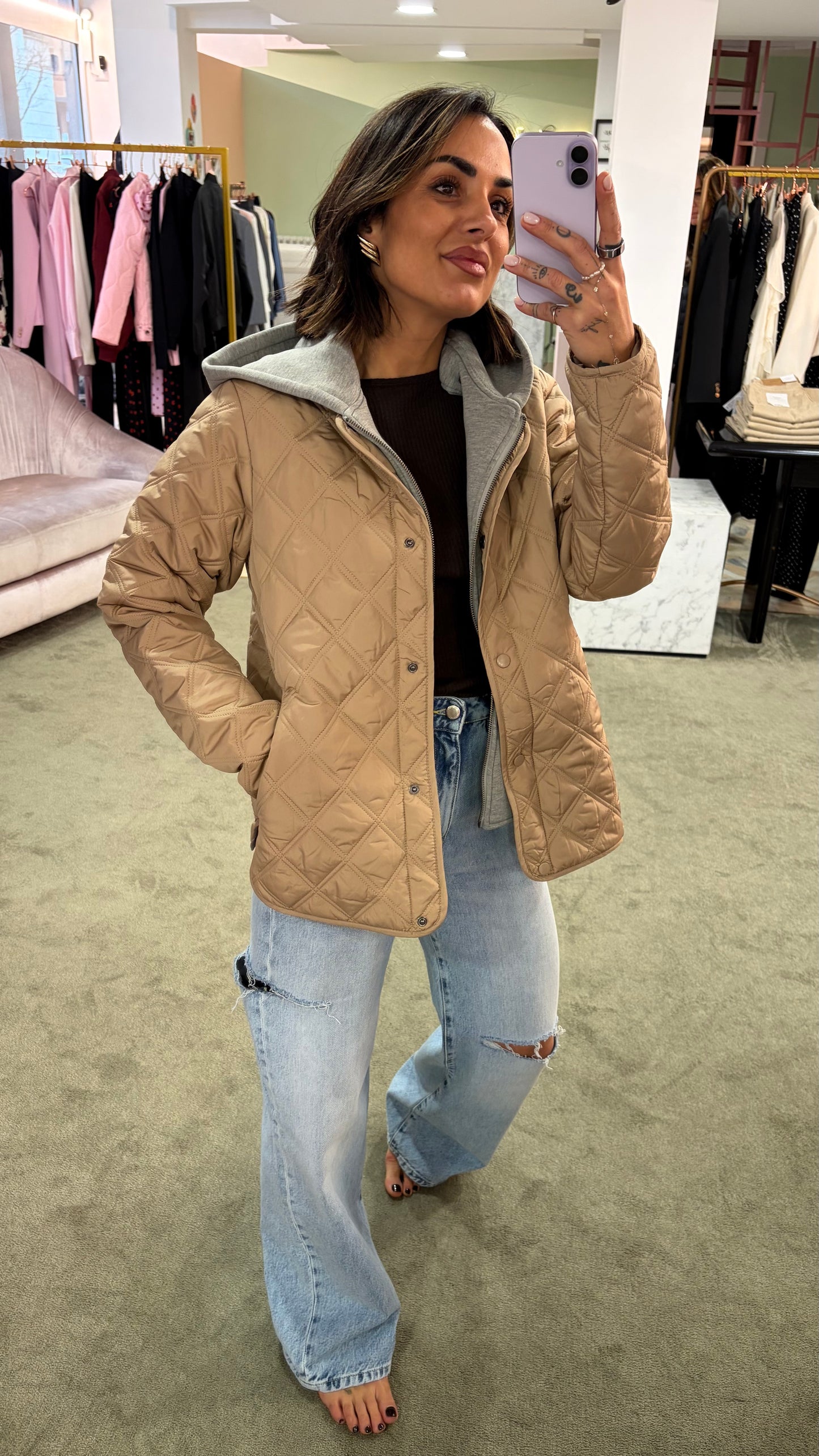 Piumino beige trapuntato con cappuccio in felpa sy