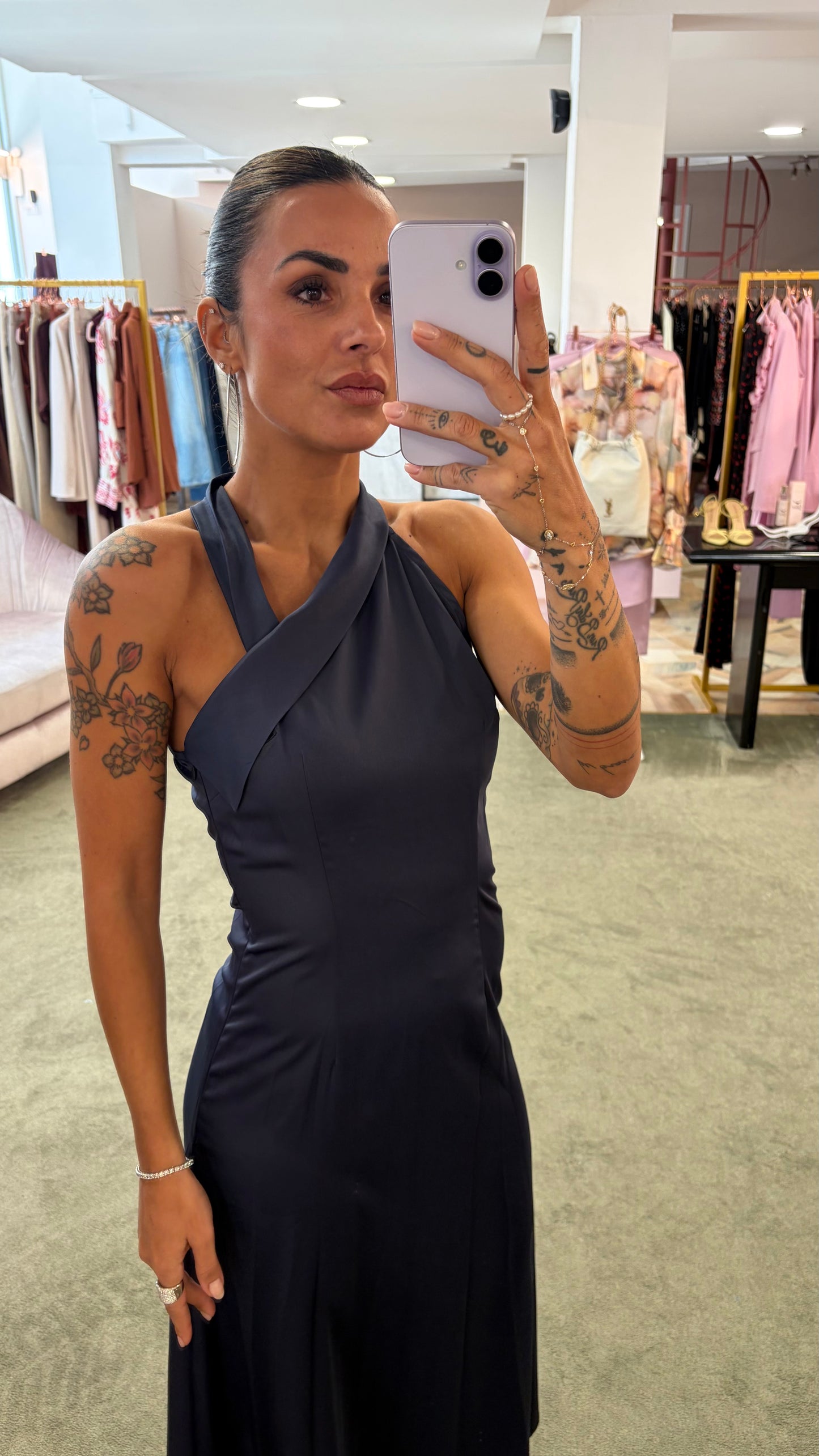 Abito lungo blu notte scollo asimmetrico in satin ay