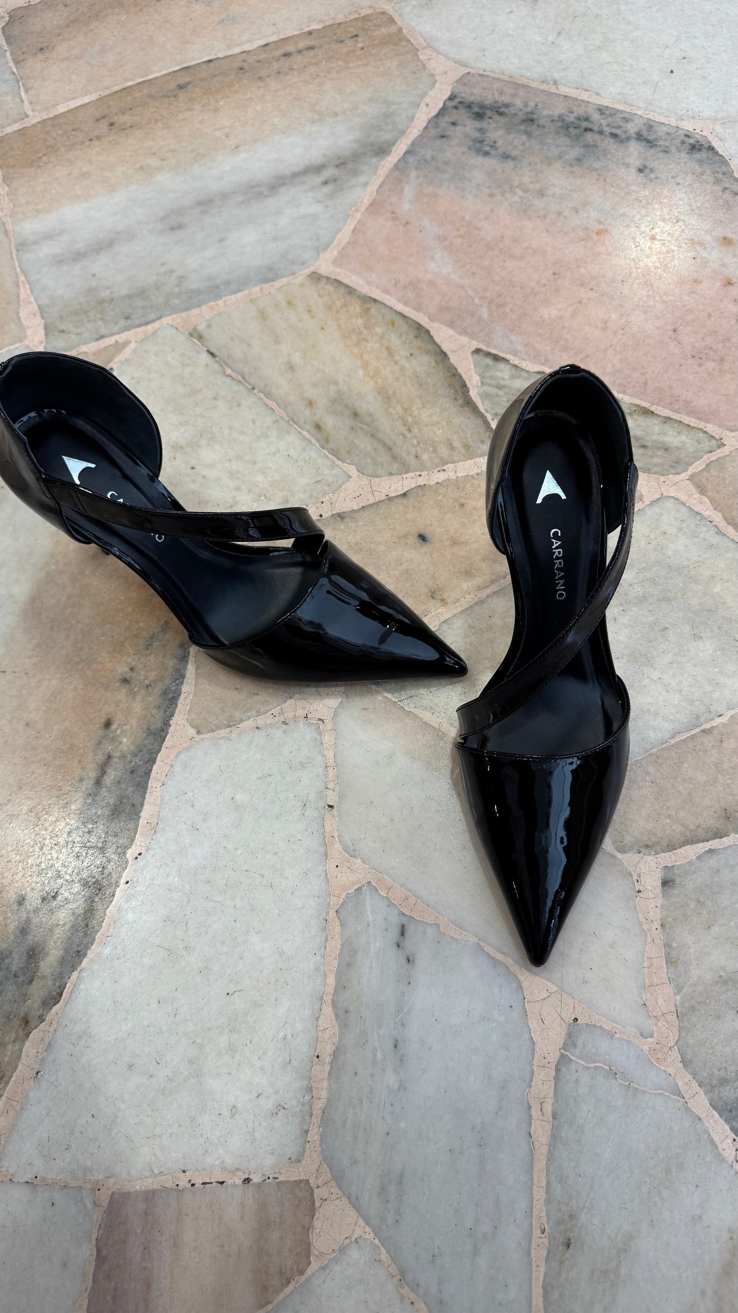 Décolleté nera in vernice con listino