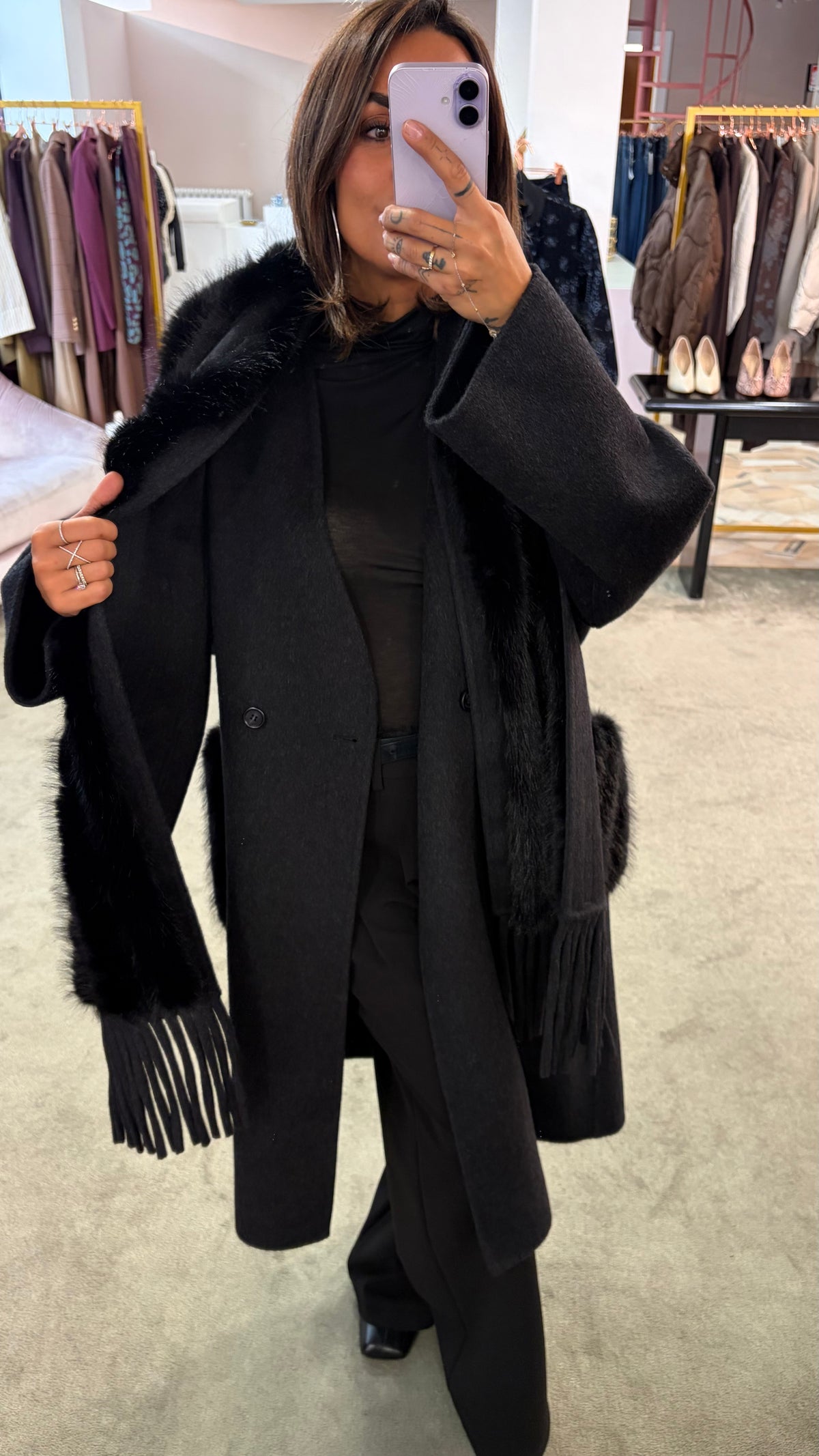 Cappotto nero con sciarpa removibile in ecopelliccia e tasche in ecopelliccia fr.