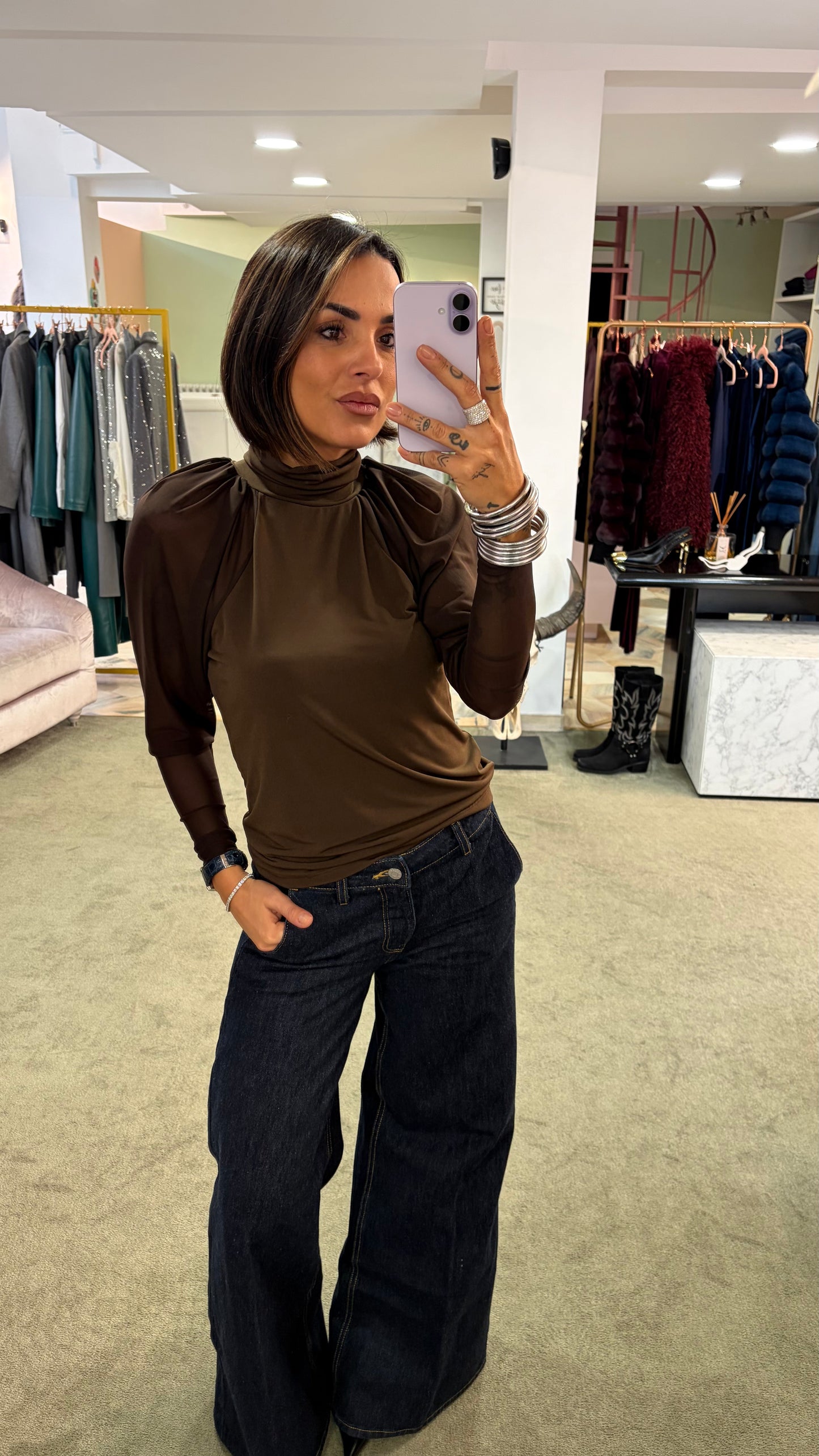 Lupetto marrone con maniche a palloncino in tulle mq