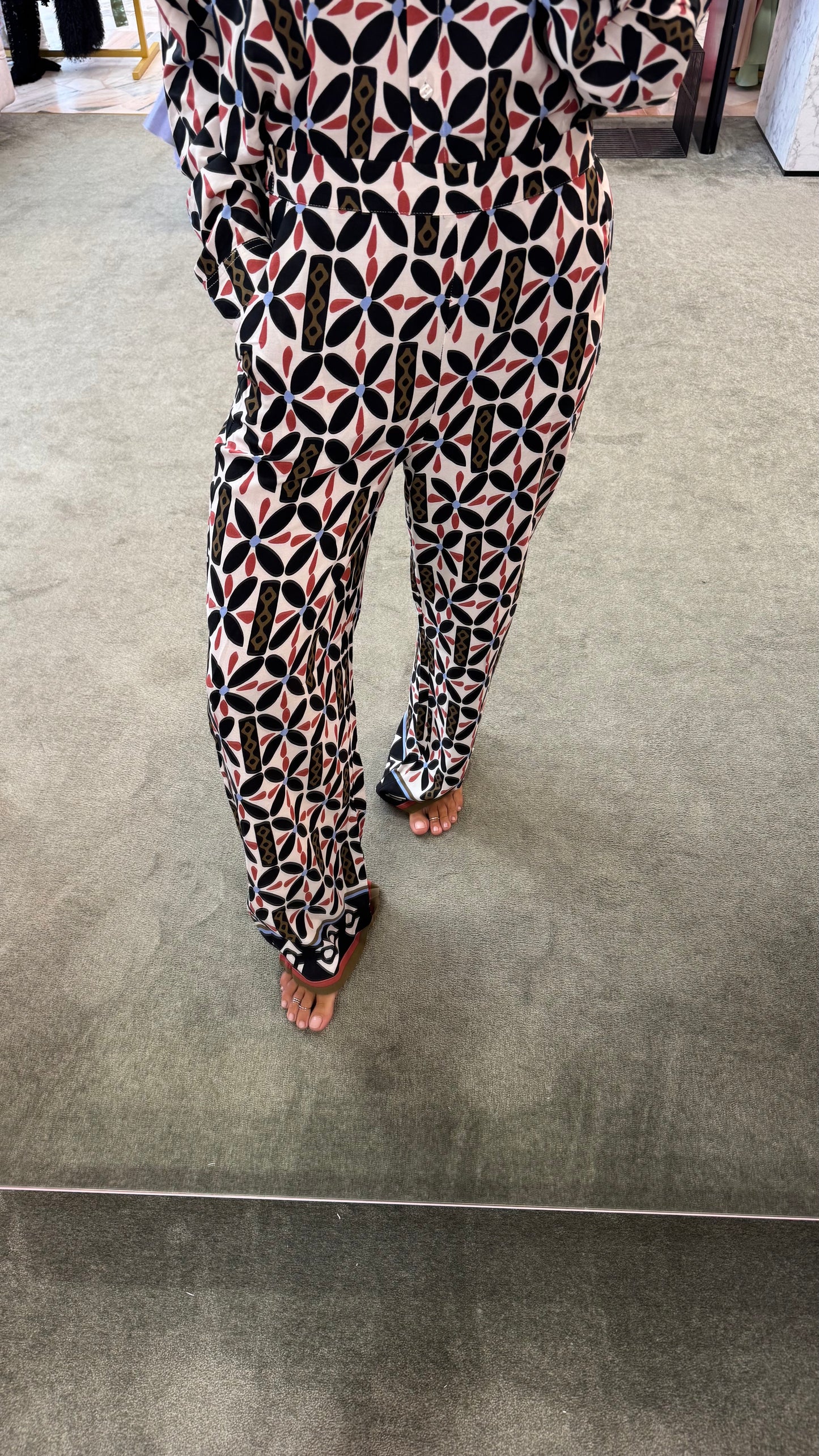 Pantaloni neri fantasia fiori sy