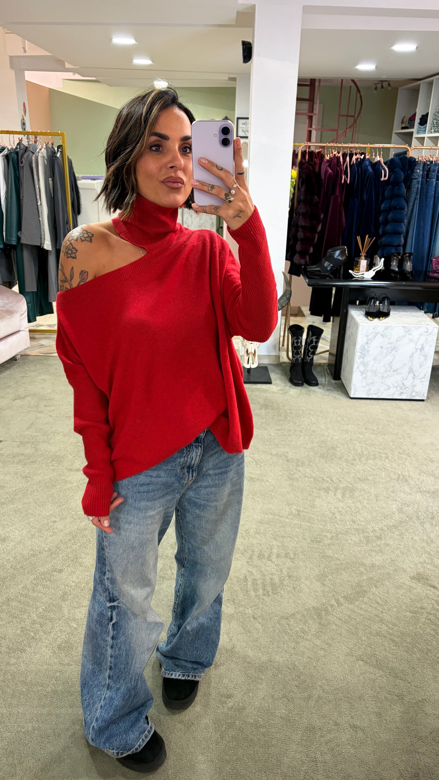 Dolcevita rosso cutout sulla spalla lh