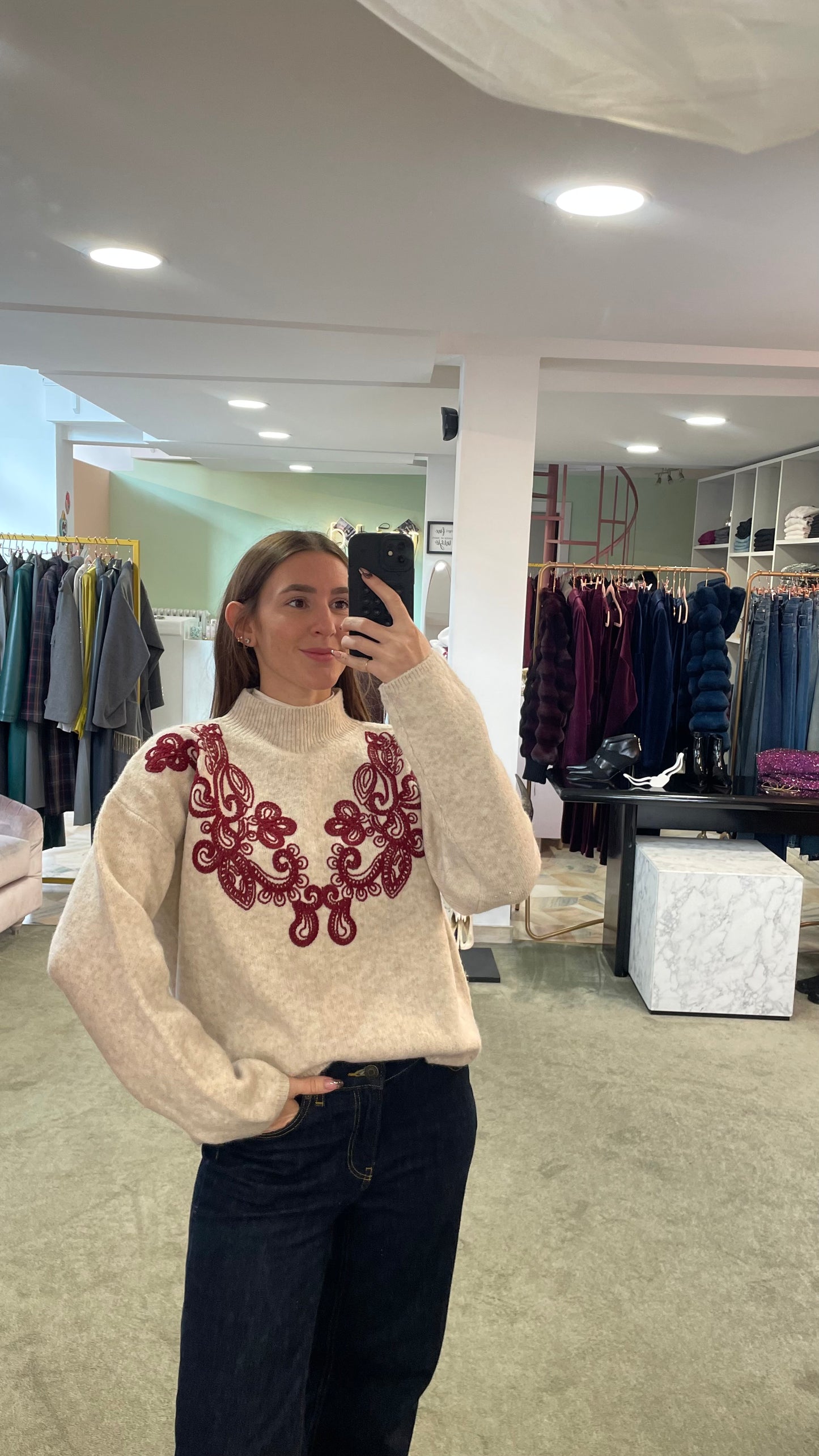 Maglione lupetto panna melange con ricami bordeaux bj