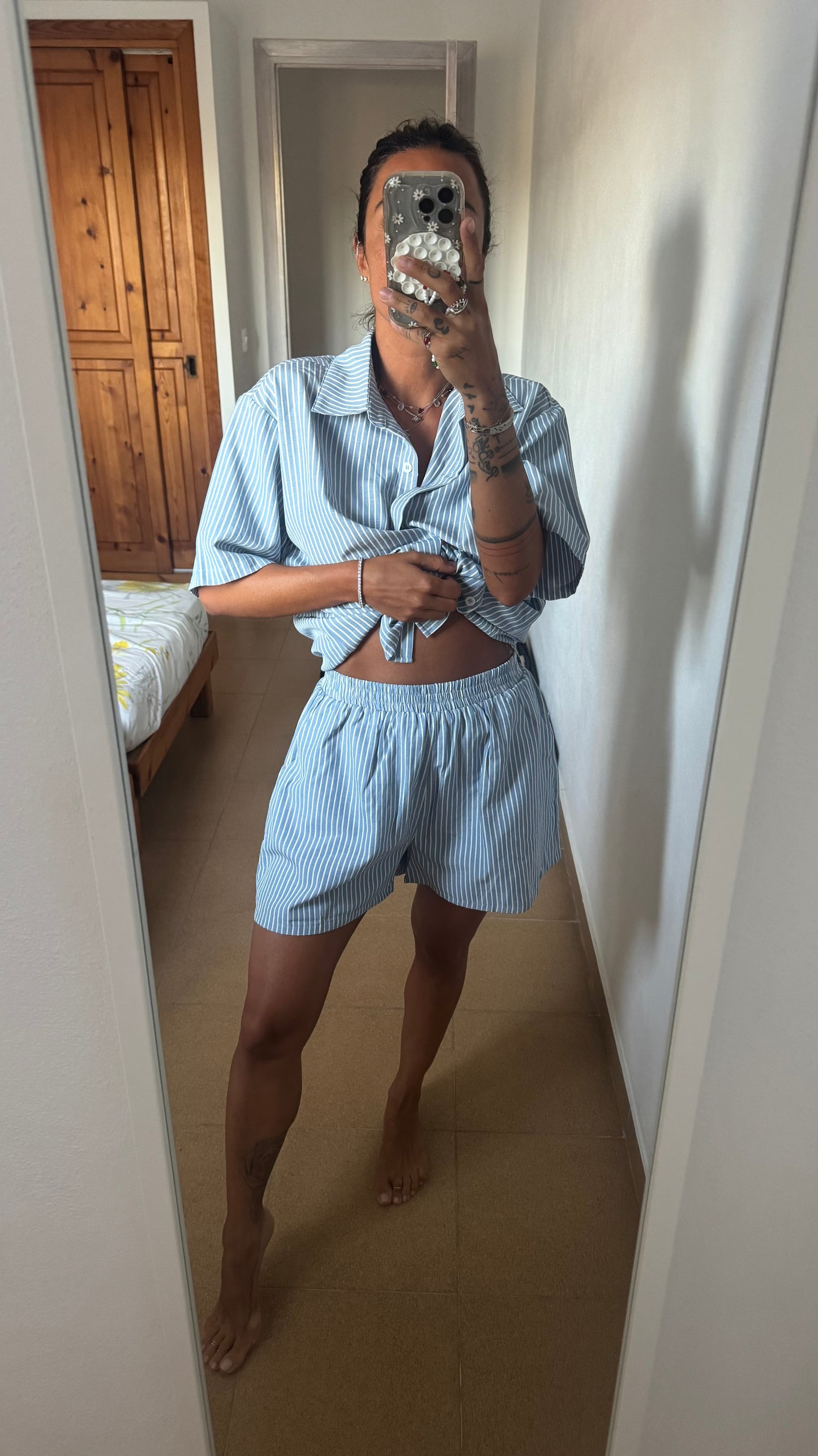 Set camicia e shorts a righe azzurro e bianco ep