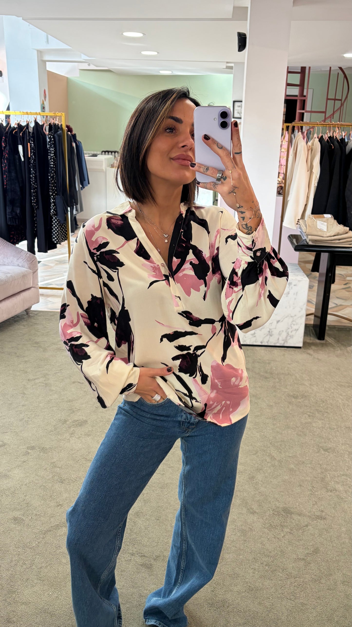 Camicia crema con fiori rosa e neri sy