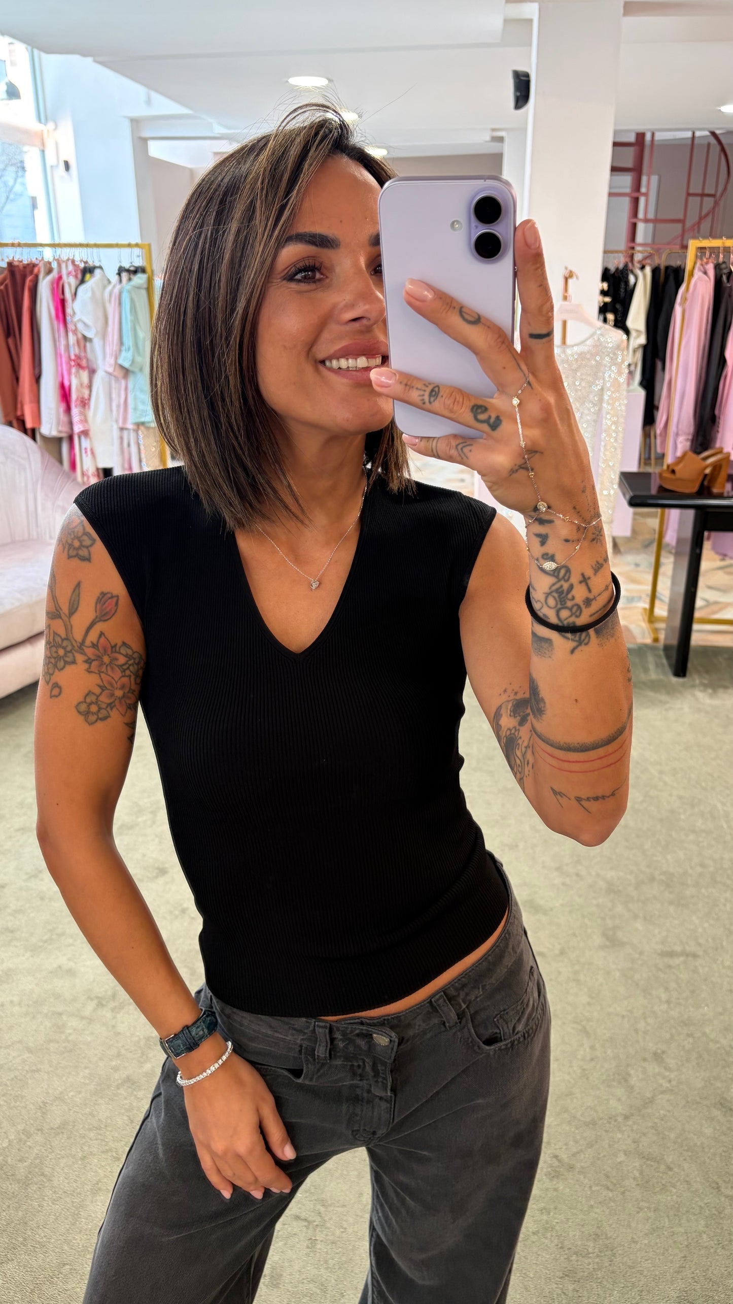 Canotta nera scollo a v costine Petite Pull