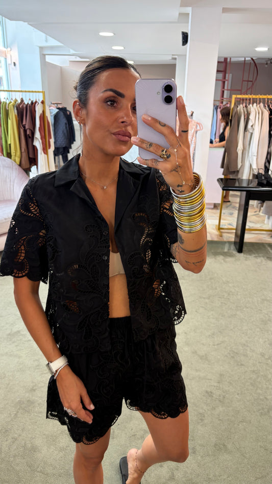 Camicia crop nera in pizzo manica corta gl