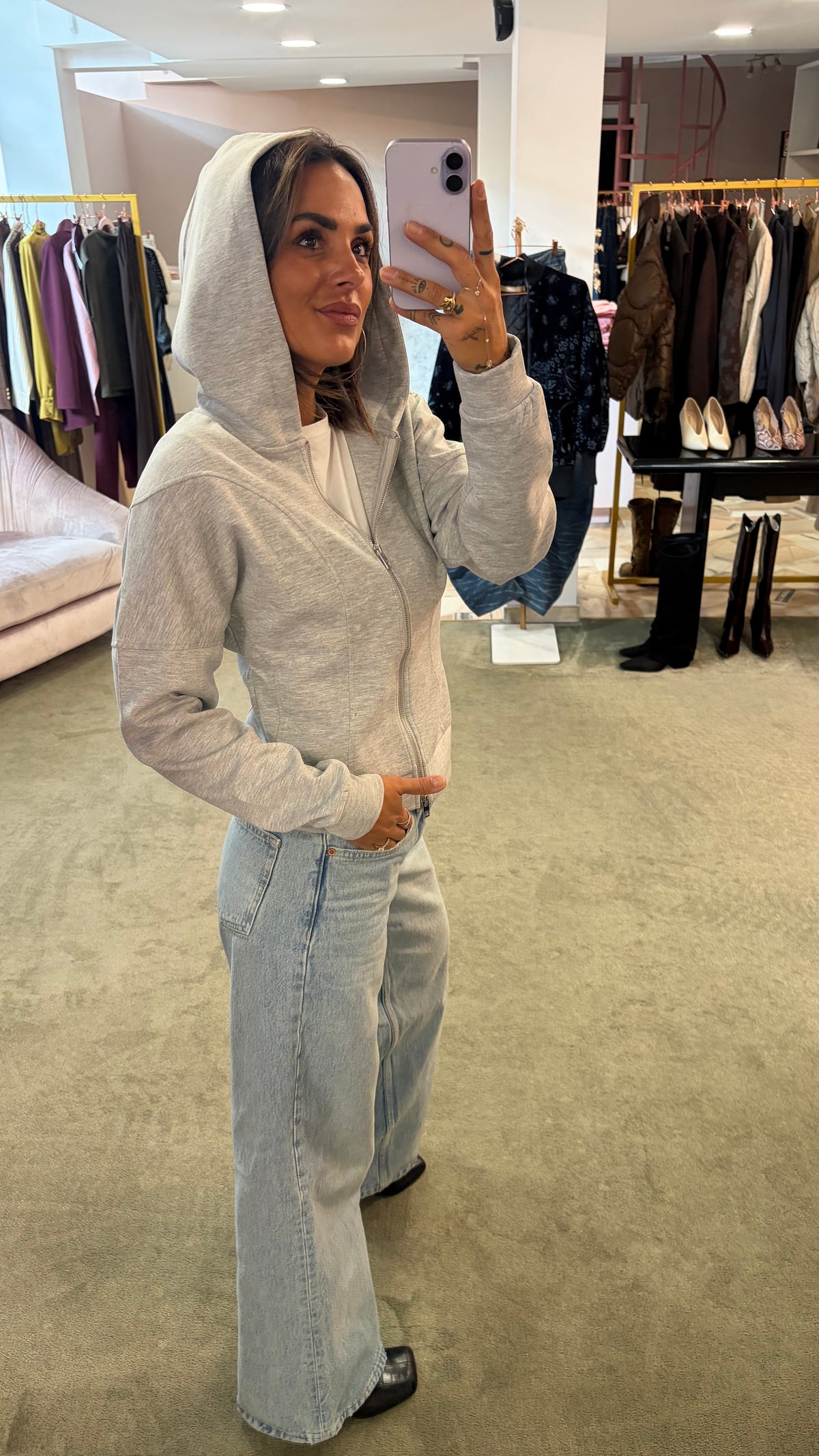 Felpa grigio chiaro con cappuccio e zip sciancrata jx