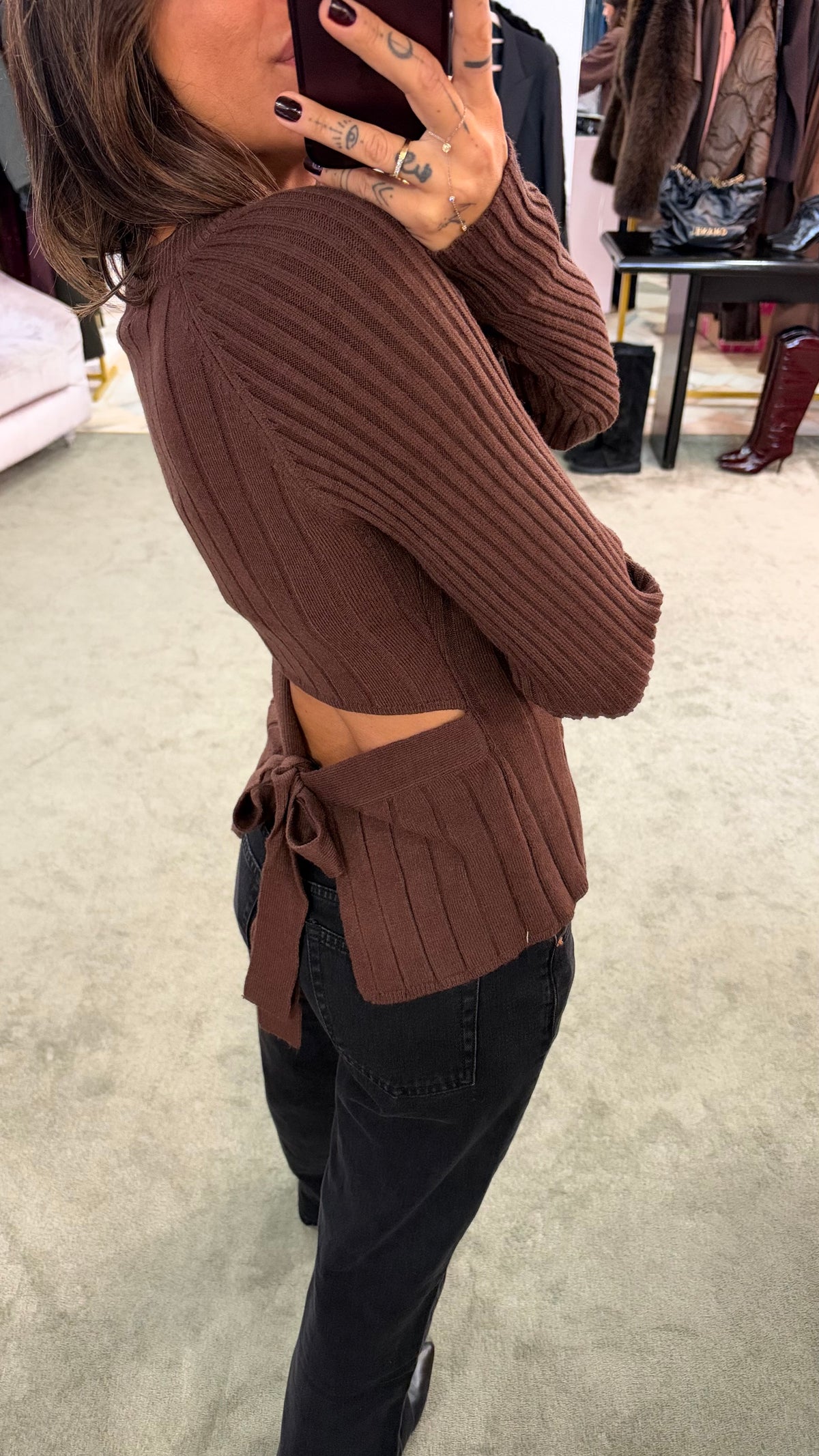 Maglione marrone a costine con fiocco sulla schiena bj