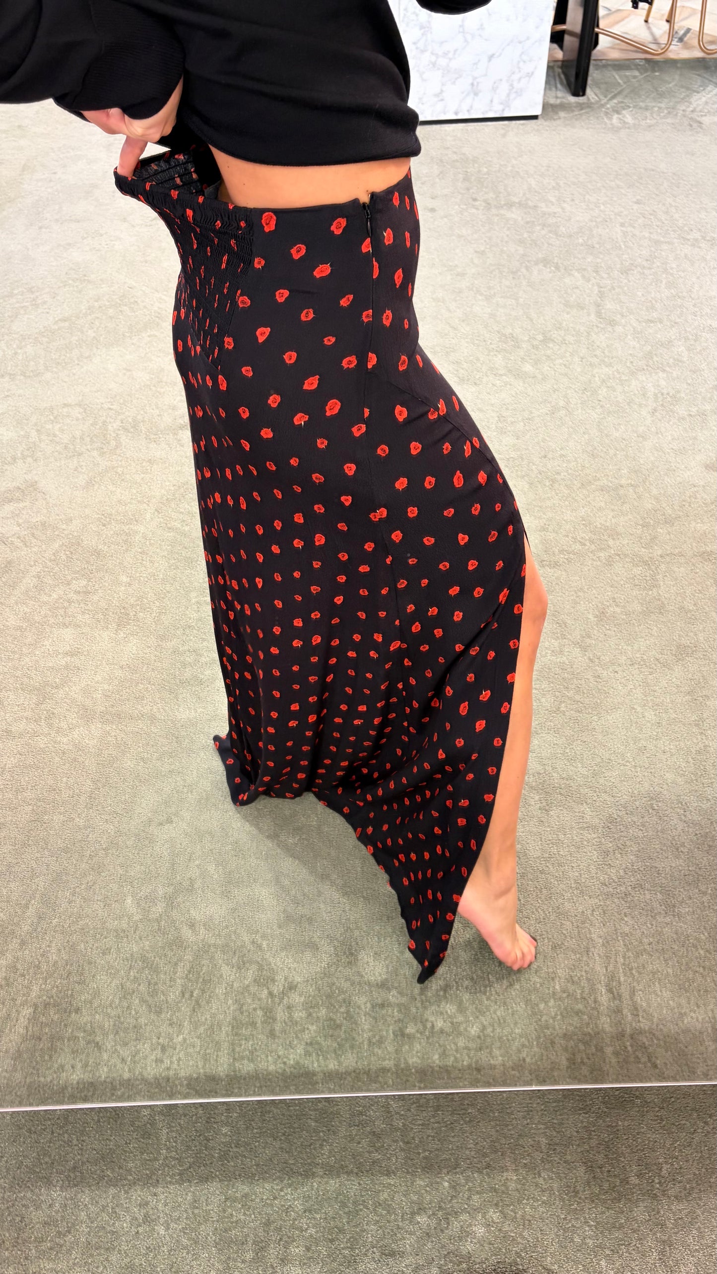 Gonna lunga anita MAR DE MARGARITAS nera e fiori rossi con spacco