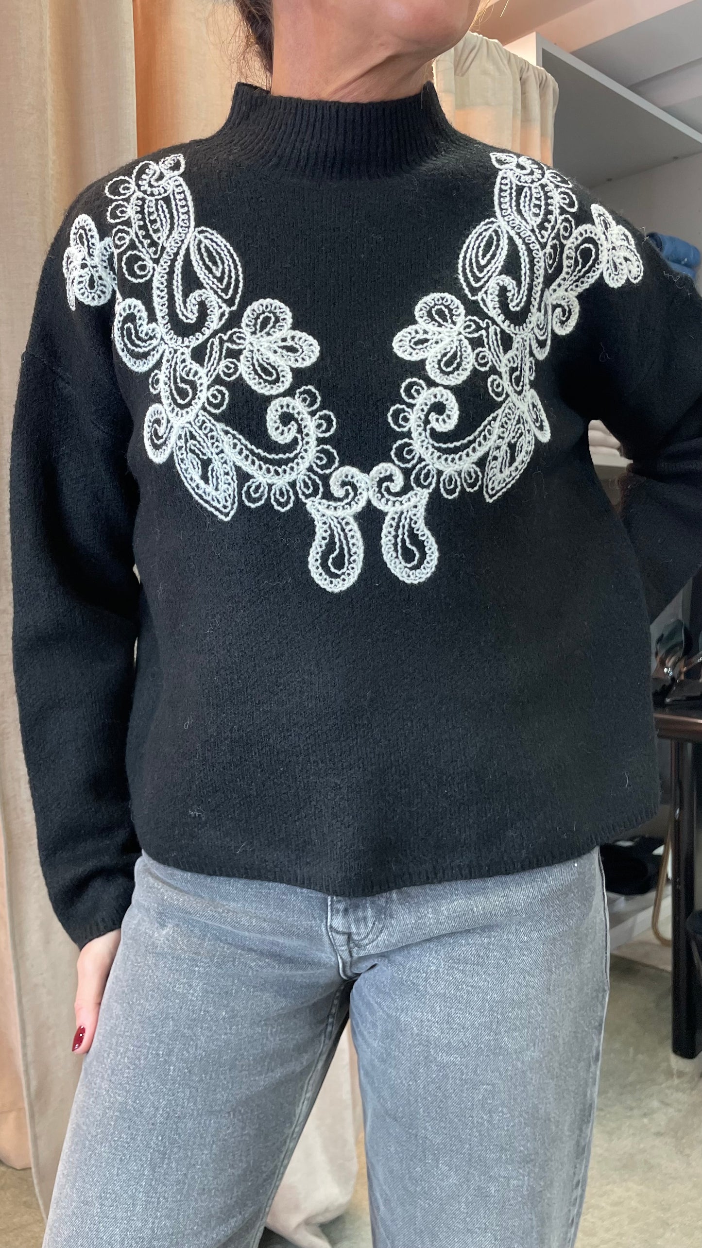 Maglione lupetto nero con ricami bianco bj