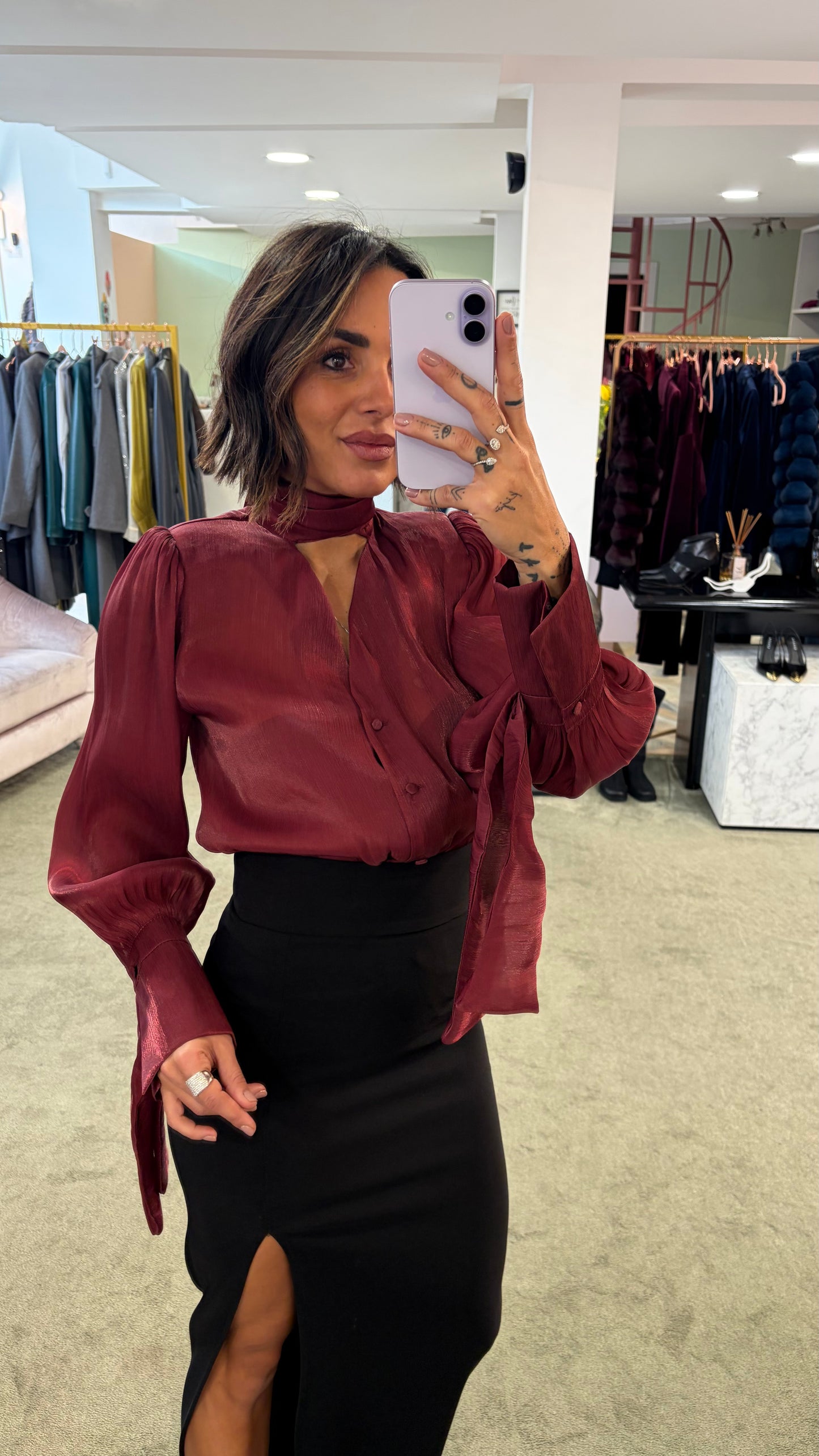 Camicia bordeaux scollo a v con bottoncini e sciarpina Actualee