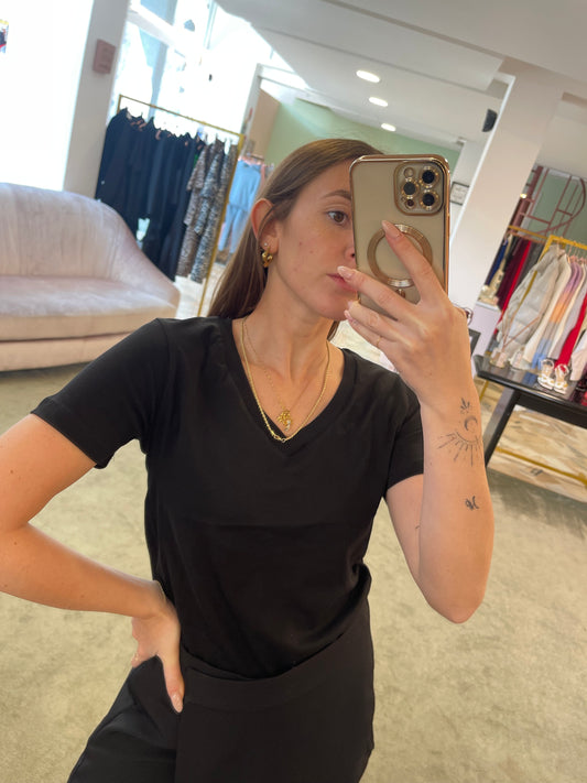 T-shirt nera scollo a v sy