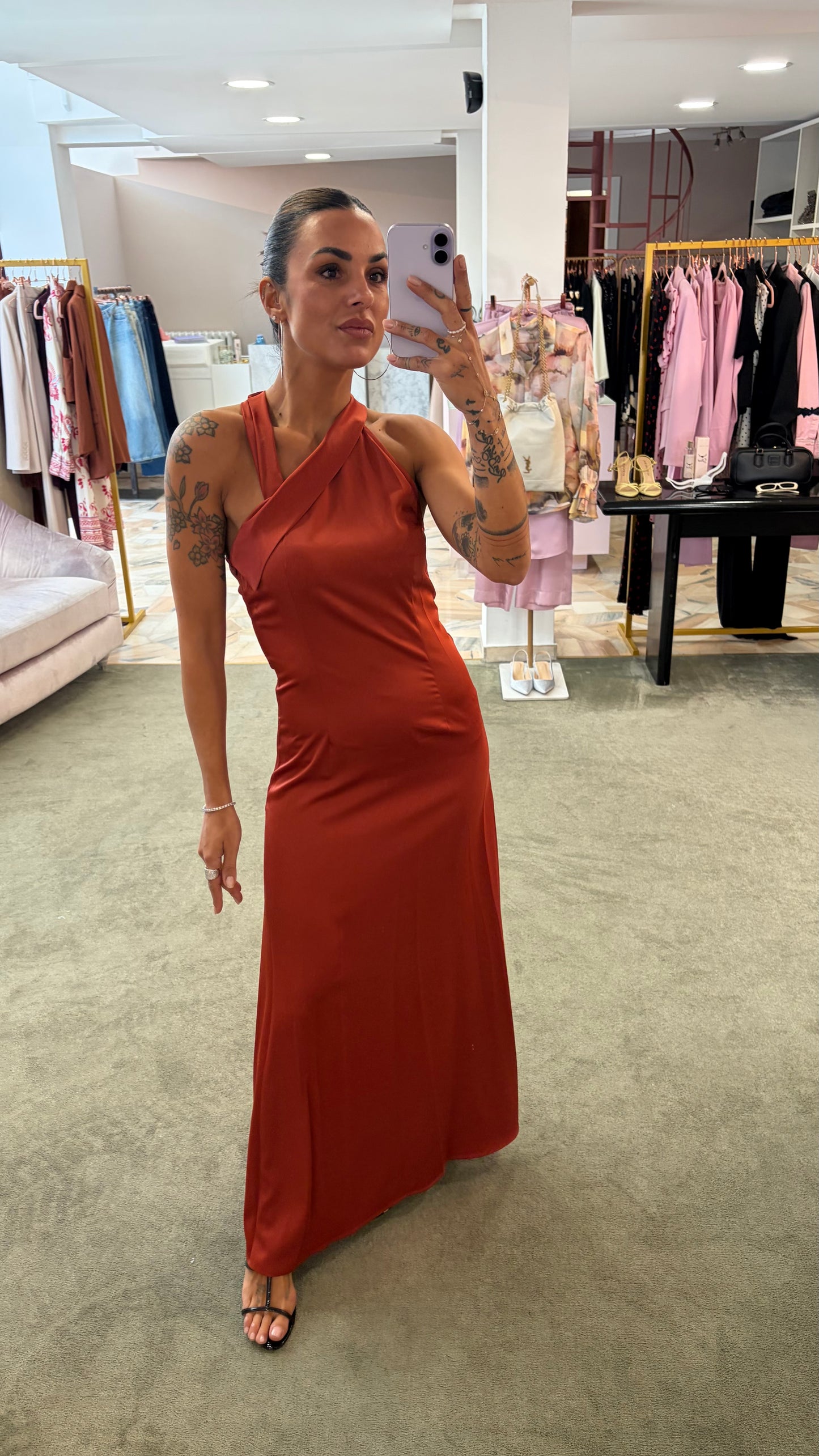 Abito lungo mattone scollo asimmetrico in satin ay