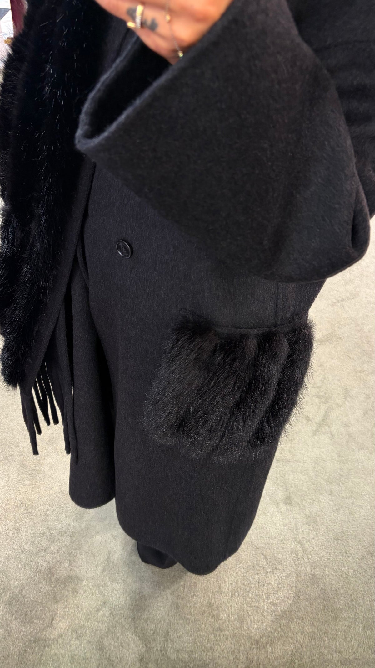 Cappotto nero con sciarpa removibile in ecopelliccia e tasche in ecopelliccia fr.