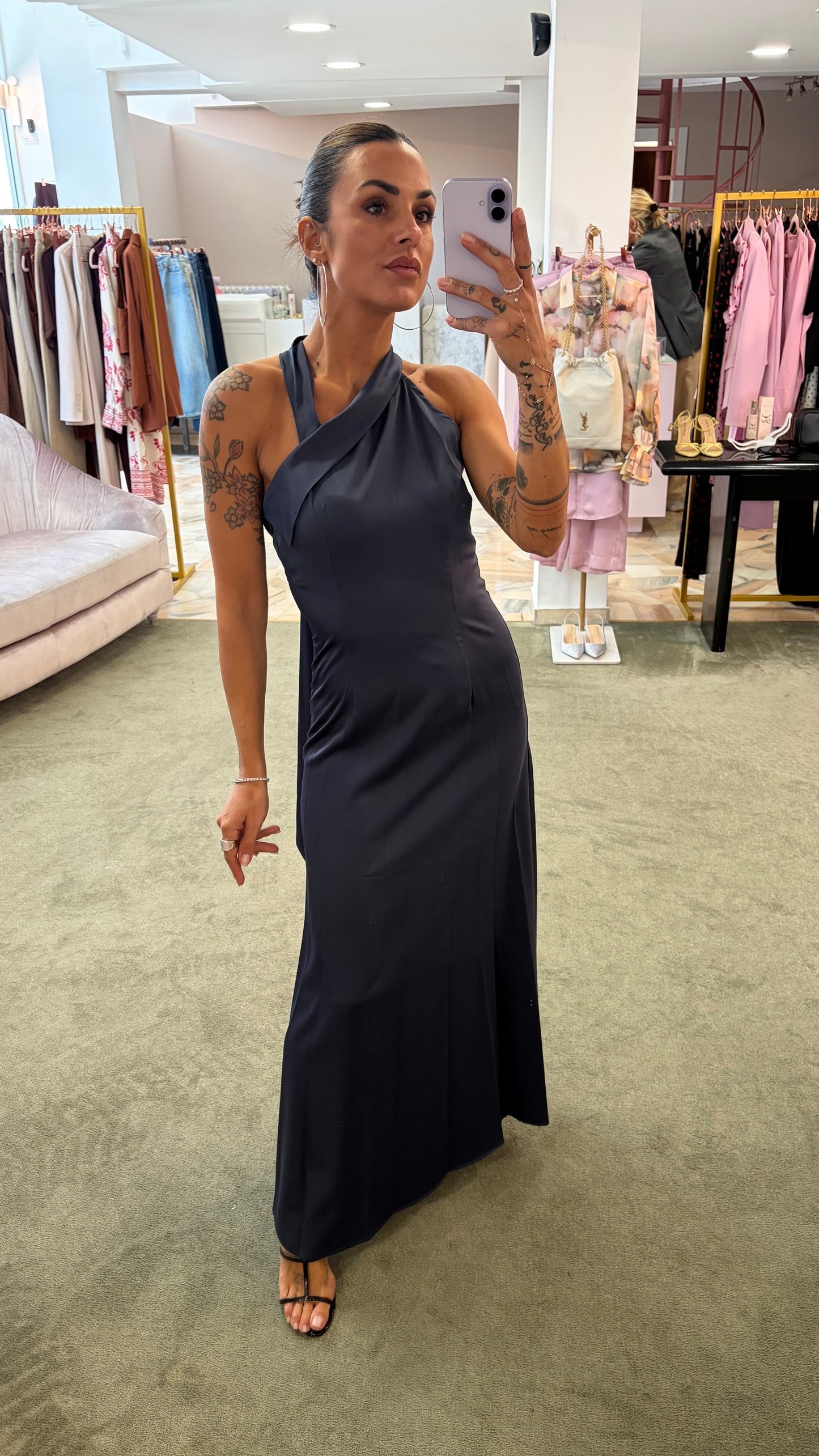 Abito lungo blu notte scollo asimmetrico in satin ay