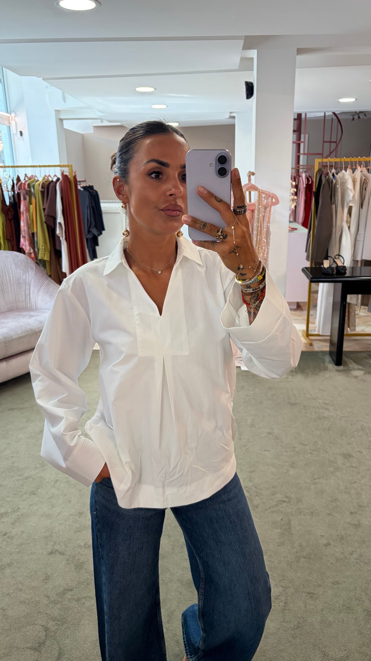 Camicia bianca scollo a v con bottoncini laterali sy
