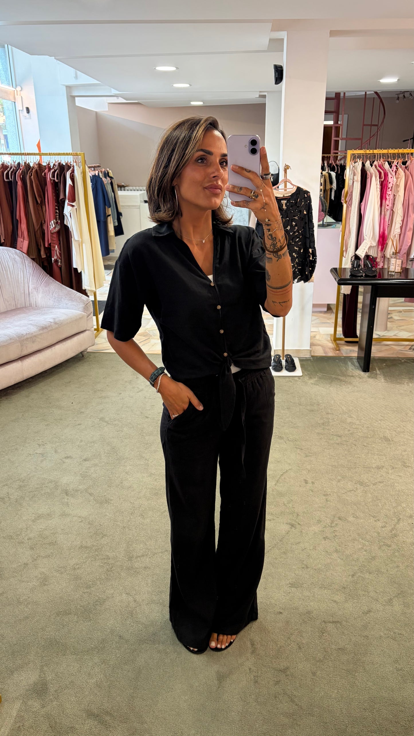 Camicia nera manica corta con nodo in vita sy