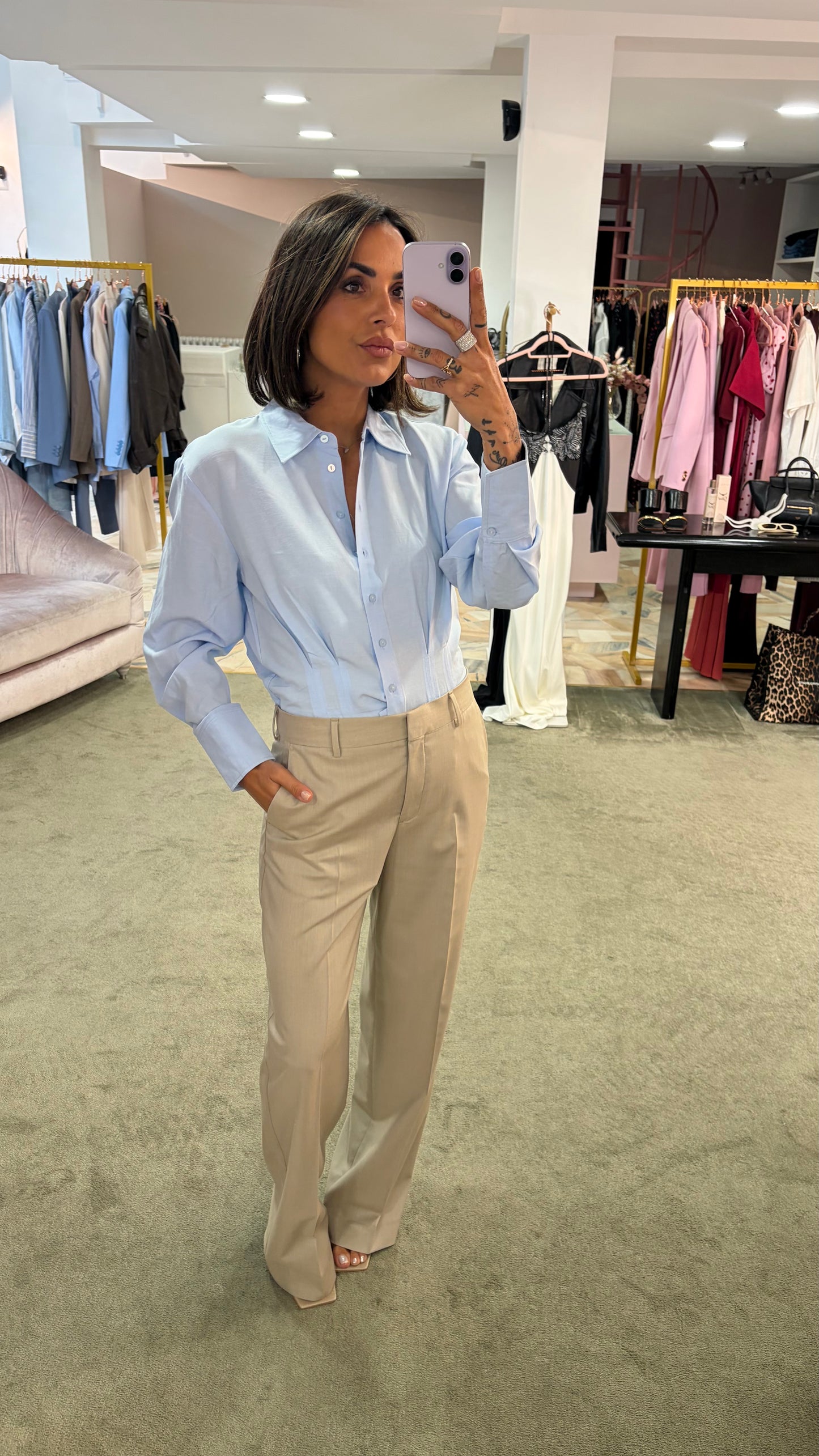Camicia azzurra con pences in vita sy