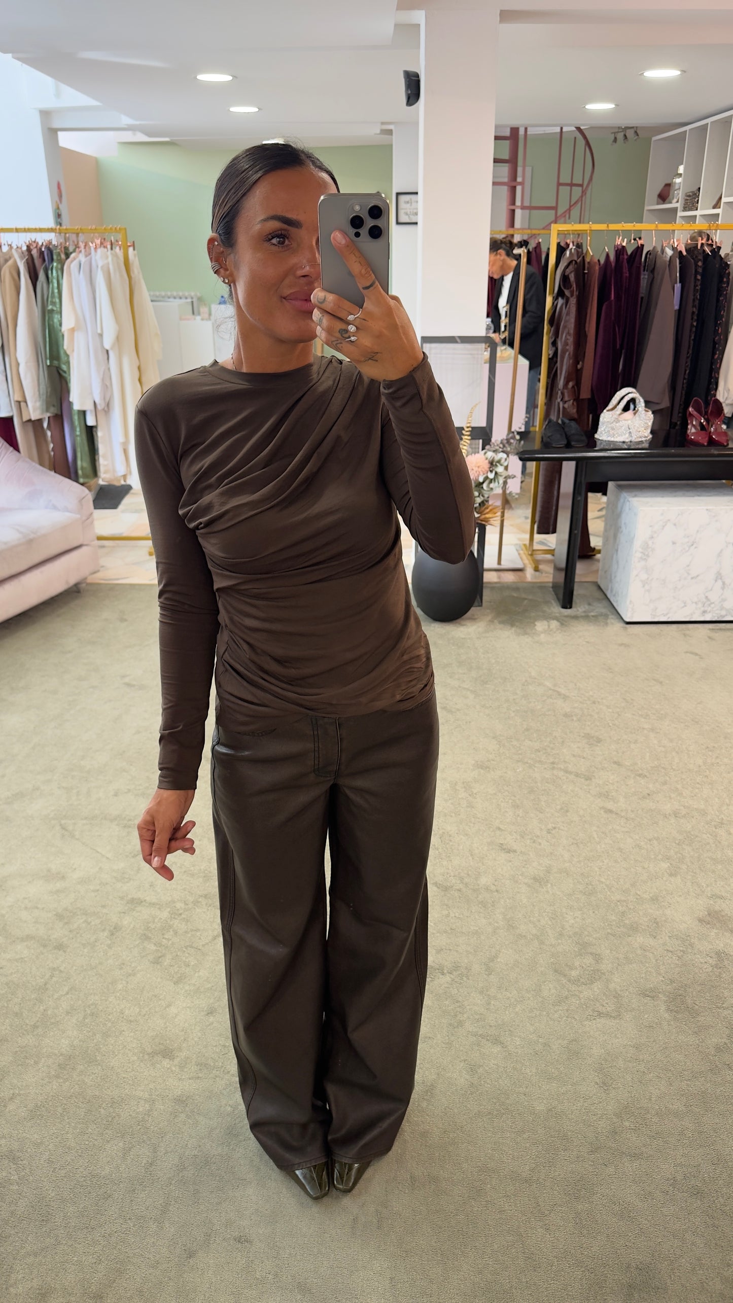 Pantaloni marroni in ecopelle stonewashed jx