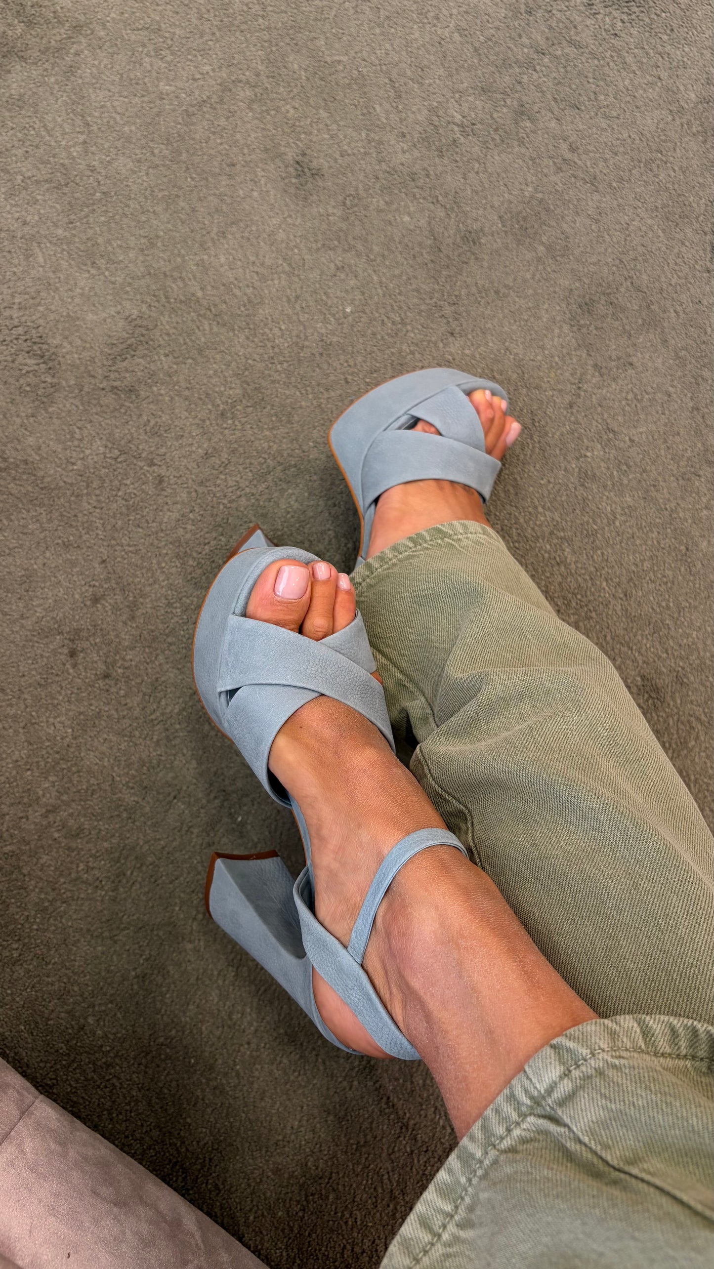 Sandalo azzurro plateau in suede