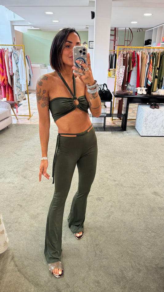 Set crop top e pantaloni verde militare a zampa con lace mq