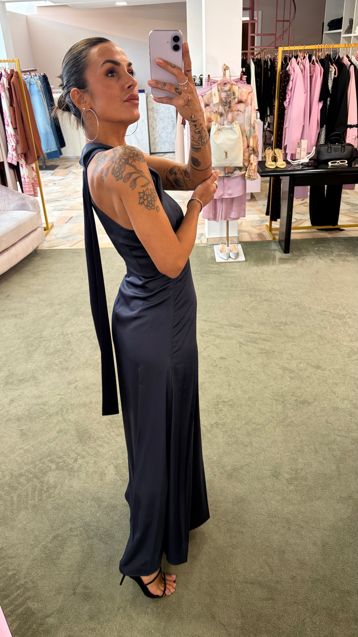 Abito lungo blu notte scollo asimmetrico in satin ay