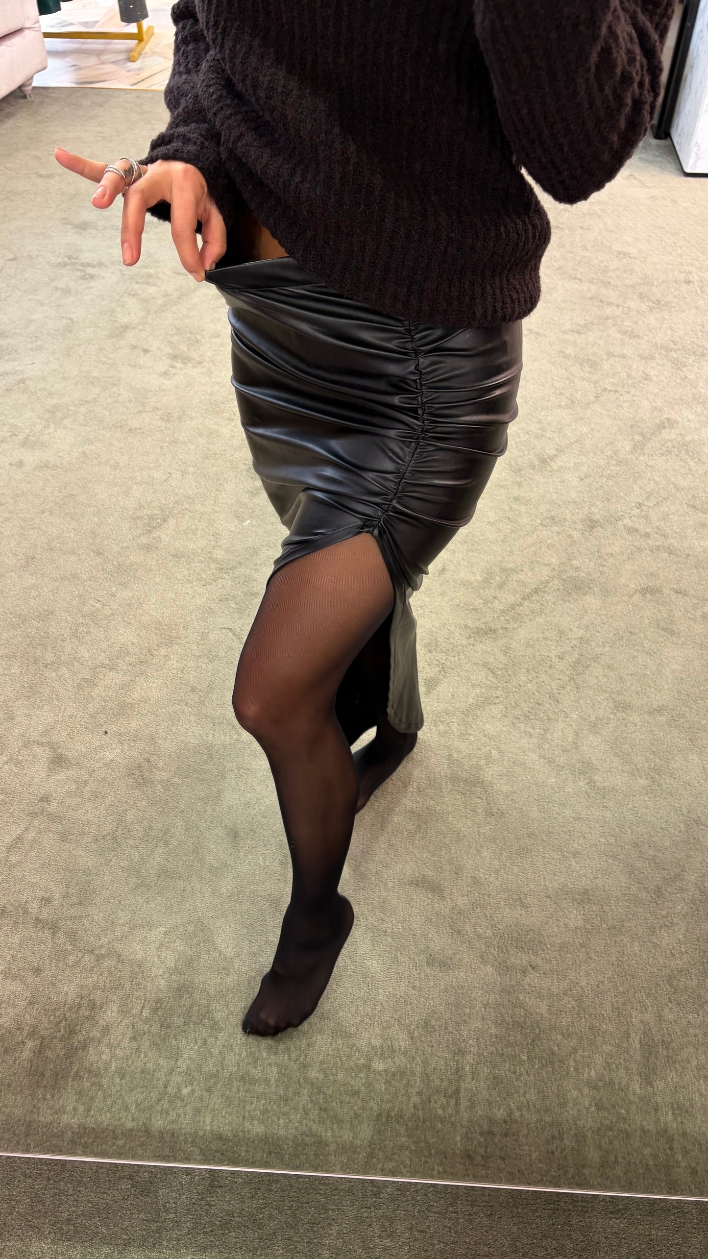 Gonna lunga nera in ecopelle con spacco mq