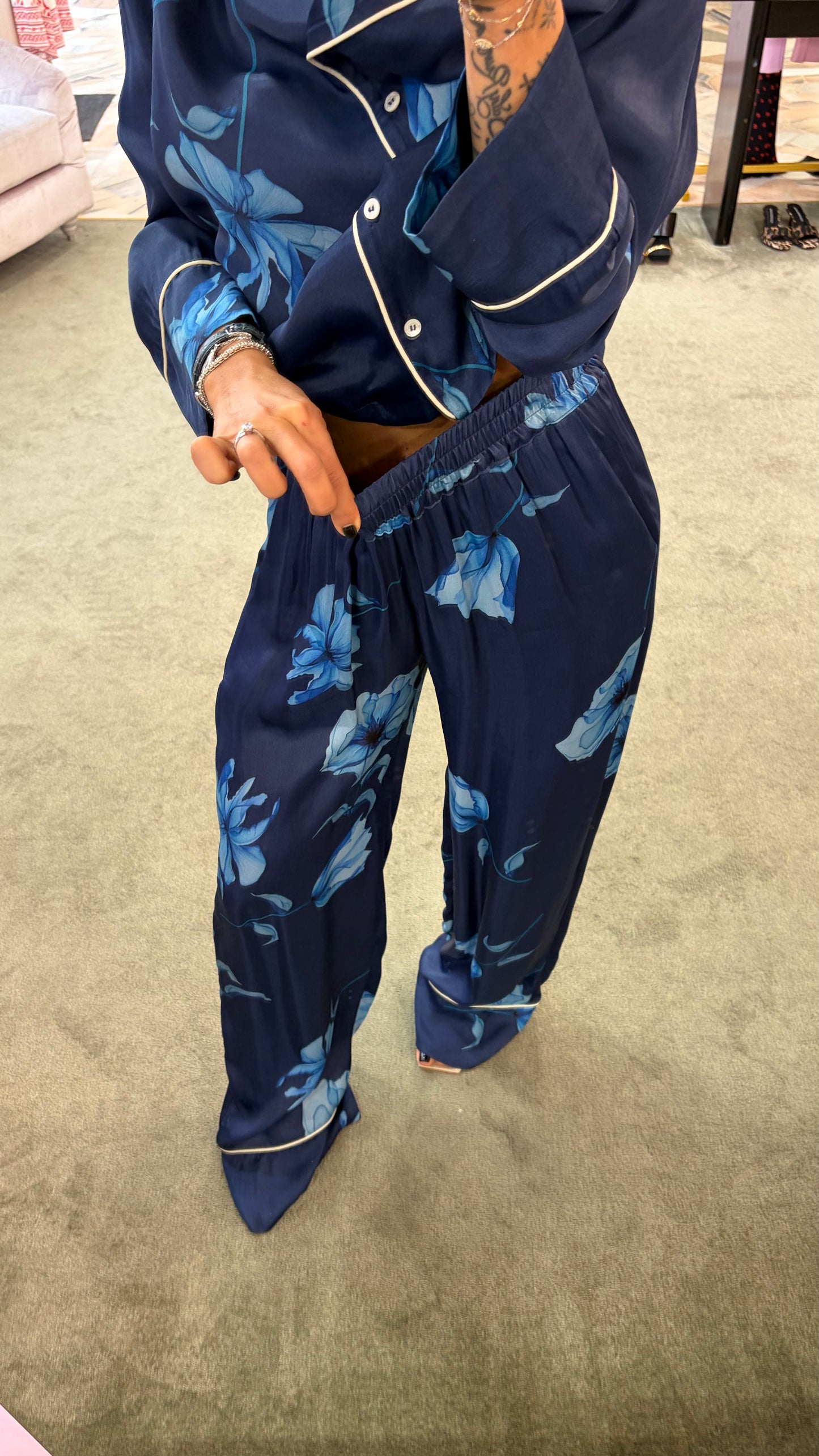 Pantaloni rosie MAR DE MARGARITAS blu con fiori azzurri