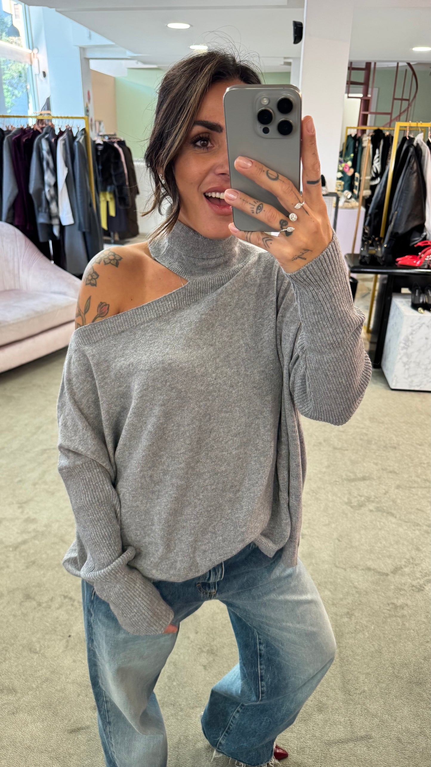 Dolcevita grigio cutout  sulla spalla lh