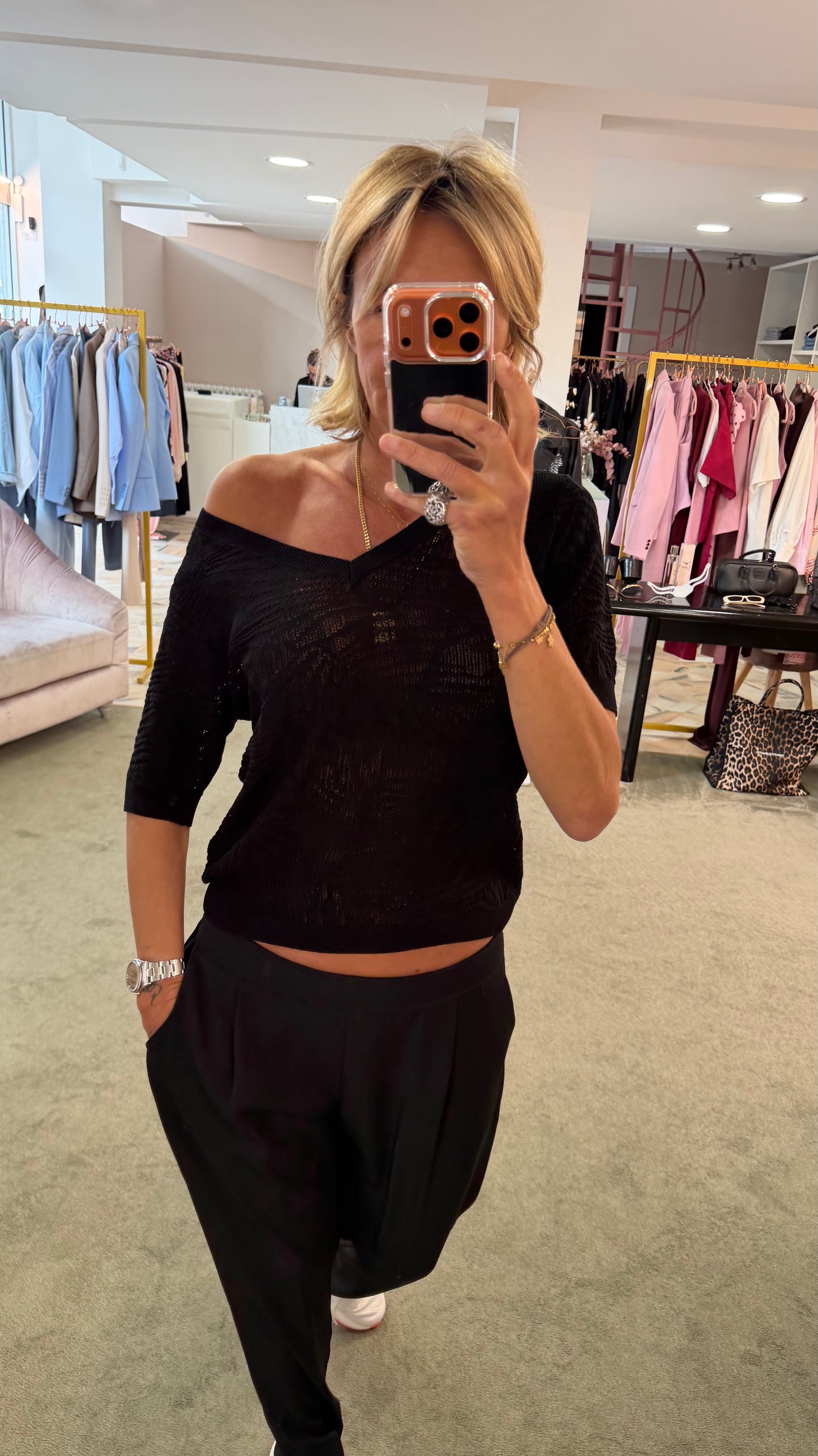 Maglia scollo a v nera in maglia traforata sy